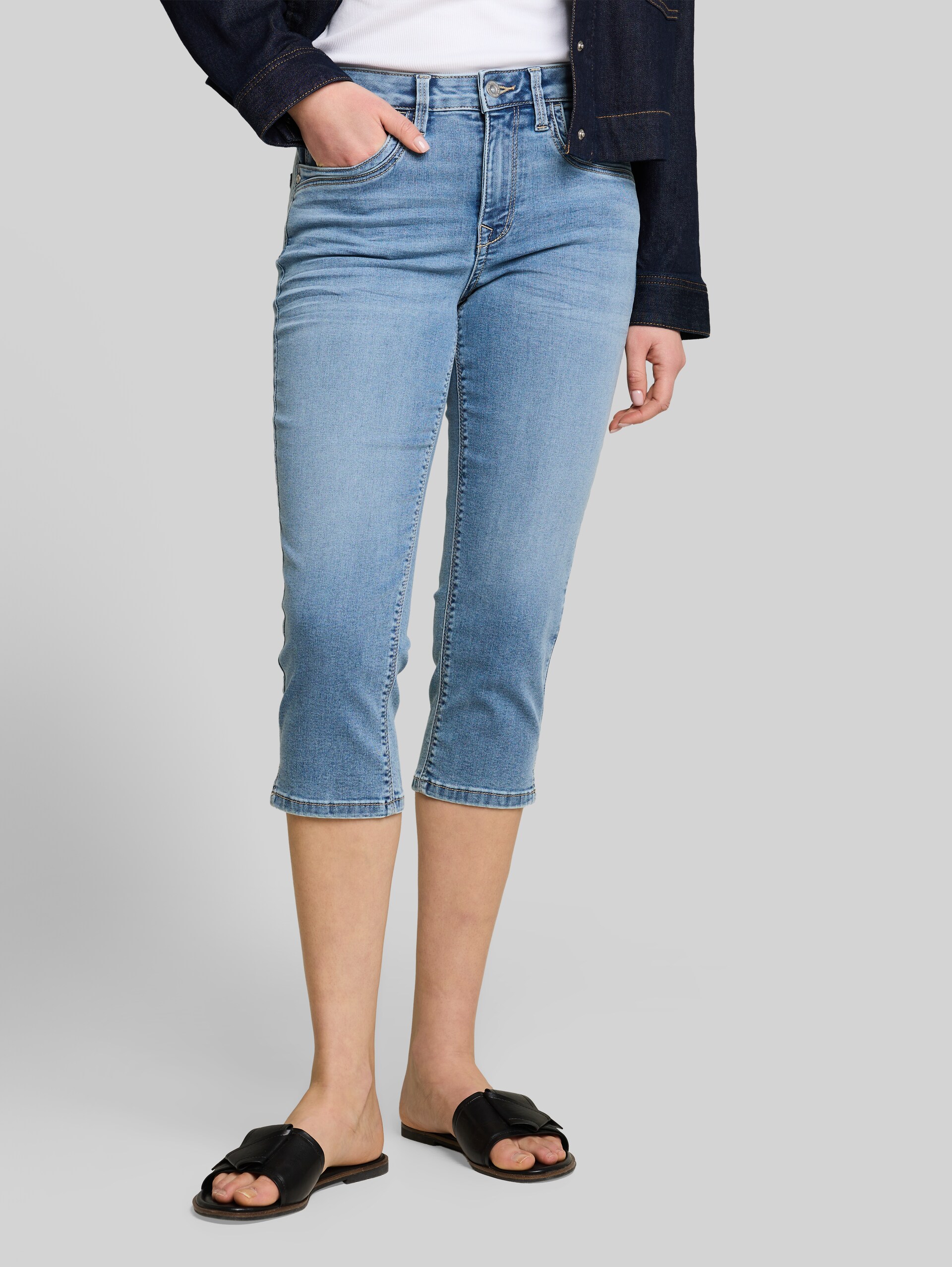 TTLENE SLIM Capri jeans with high stretch - Clean Light Stone Blue Denim - Neckline model front view