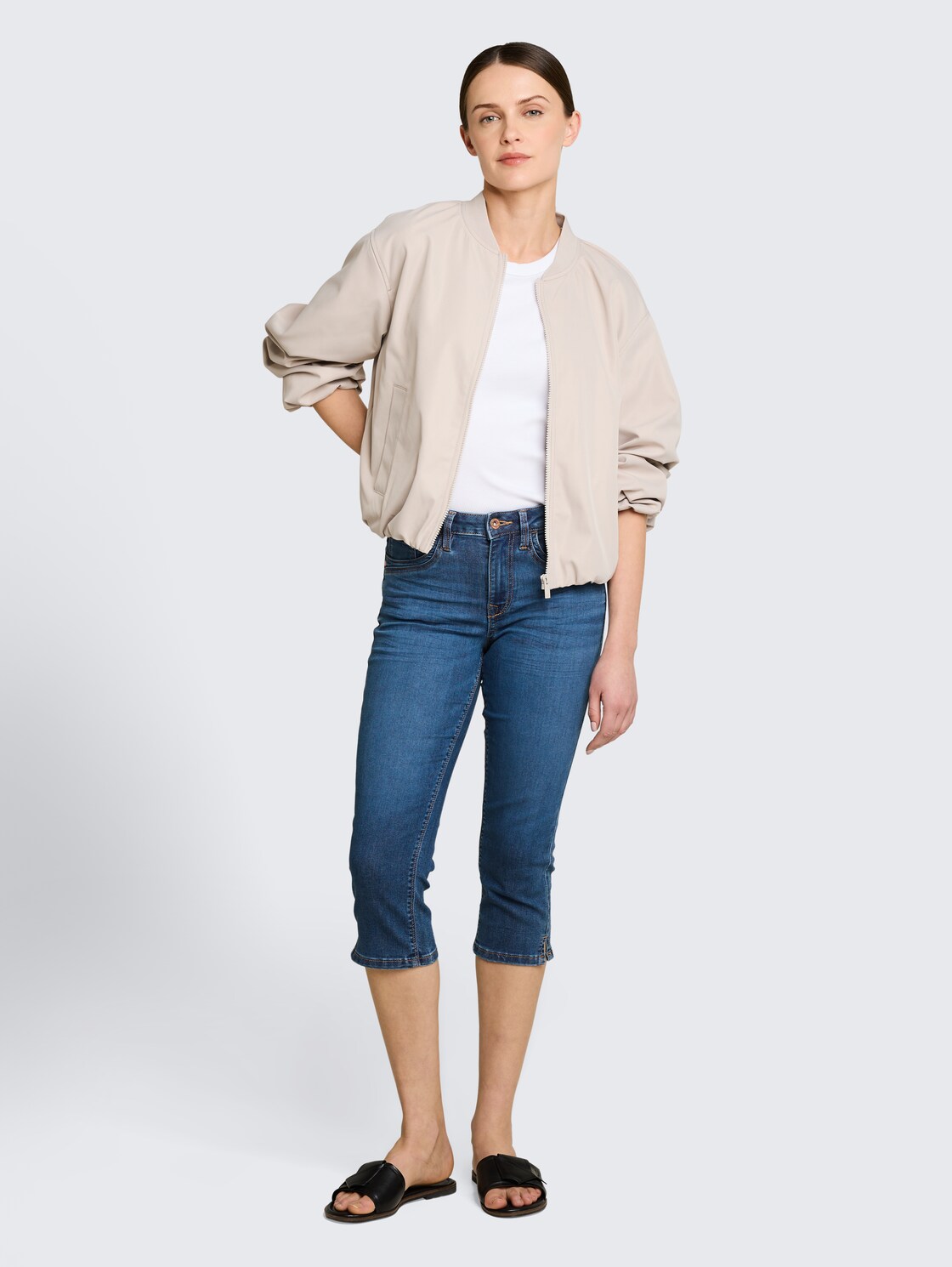 TTLENE SLIM Capri Jeans mit hohem Stretch - Clean Mid Stone Blue Denim - Model-Vorderansicht