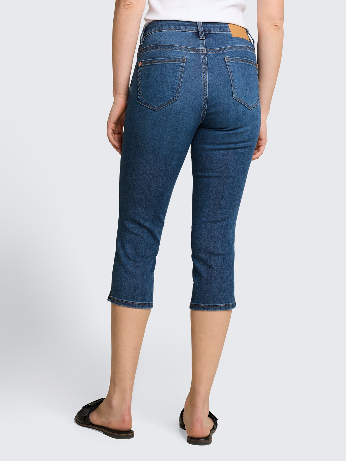 TTLENE SLIM Capri Jeans mit hohem Stretch - Clean Mid Stone Blue Denim - Auschnitt Model-Rückansicht