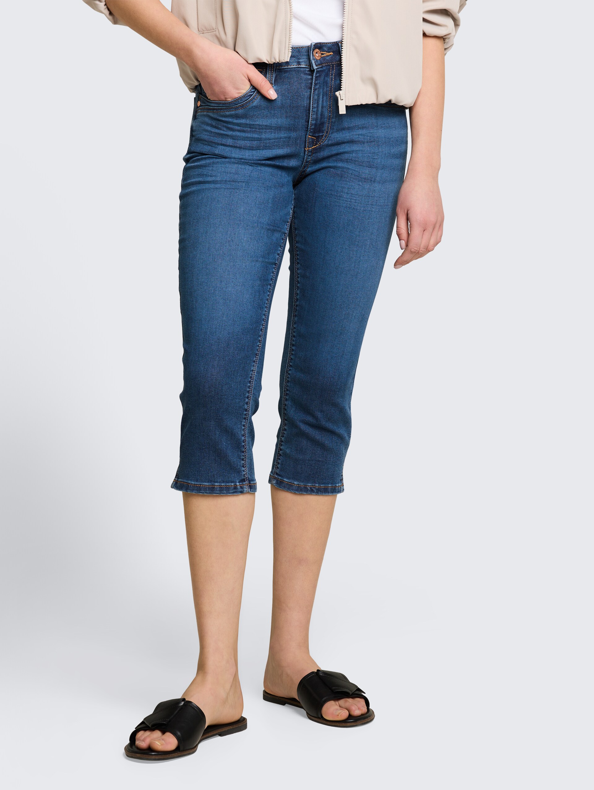TTLENE SLIM Capri Jeans mit hohem Stretch - Clean Mid Stone Blue Denim - Ausschnitt Model-Vorderansicht