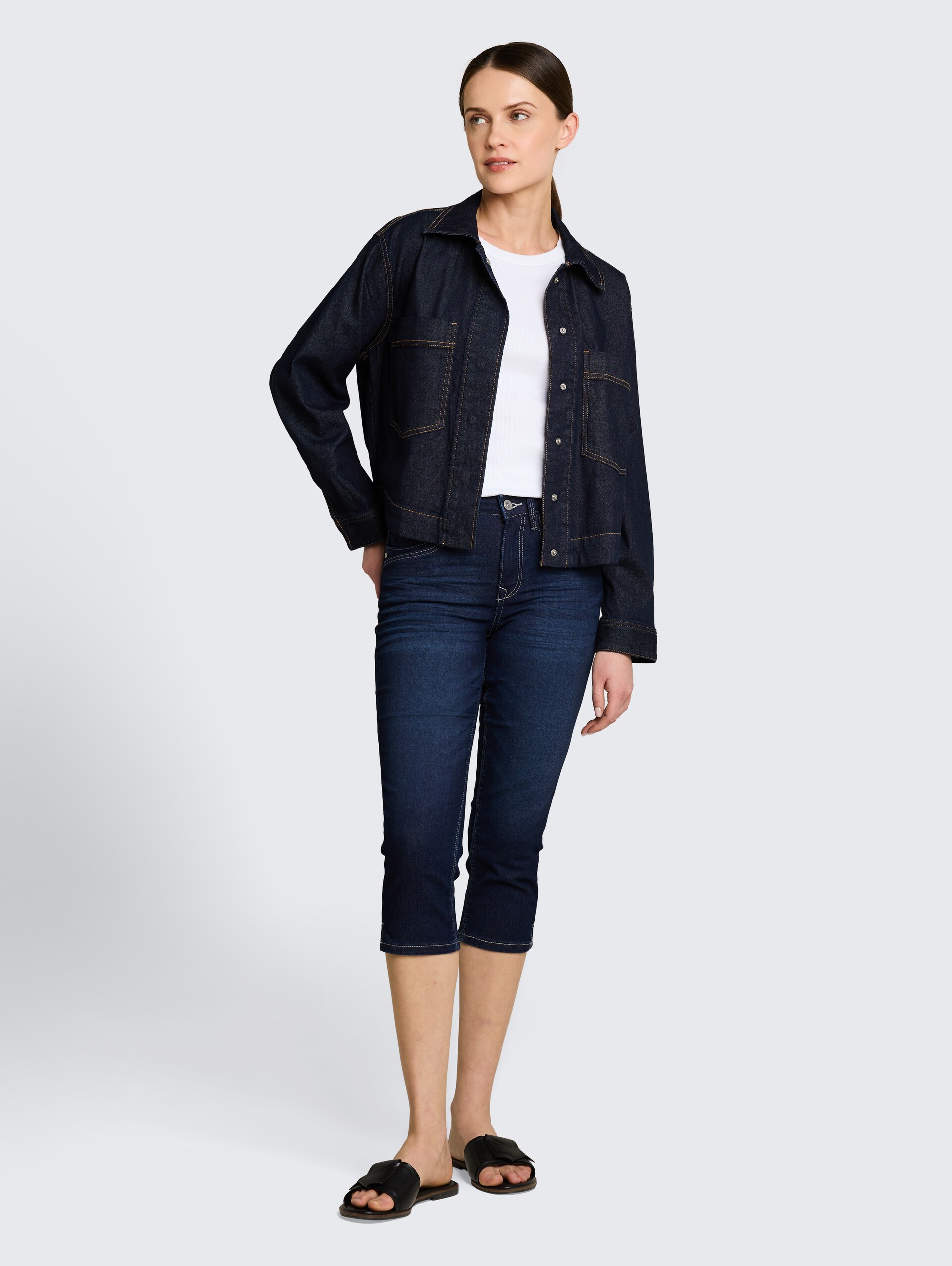 TTLENE SLIM Capri Jeans mit hohem Stretch - Clean Rinsed Blue Denim - Model-Vorderansicht