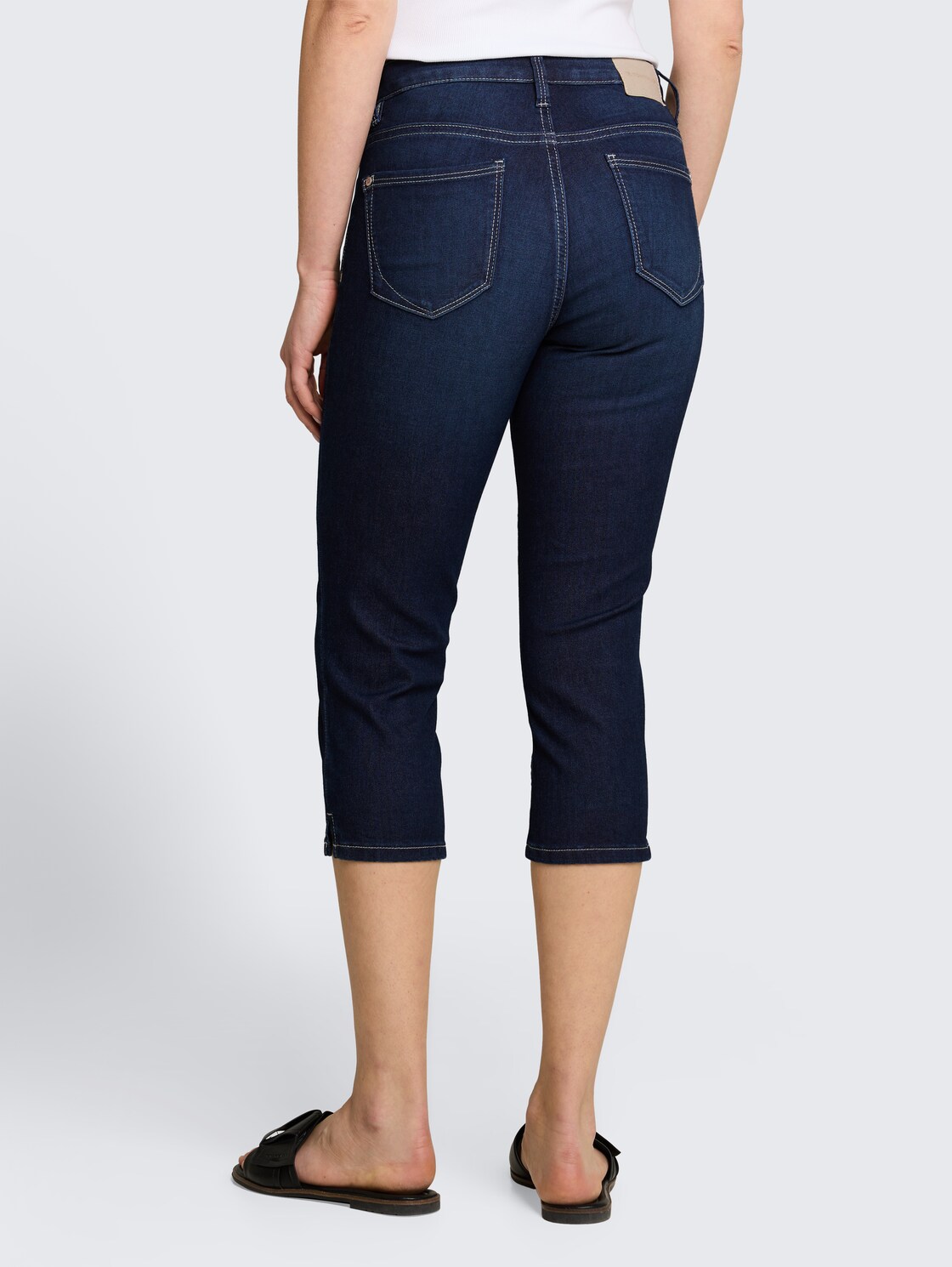 TTLENE SLIM Capri Jeans mit hohem Stretch - Clean Rinsed Blue Denim - Auschnitt Model-Rückansicht