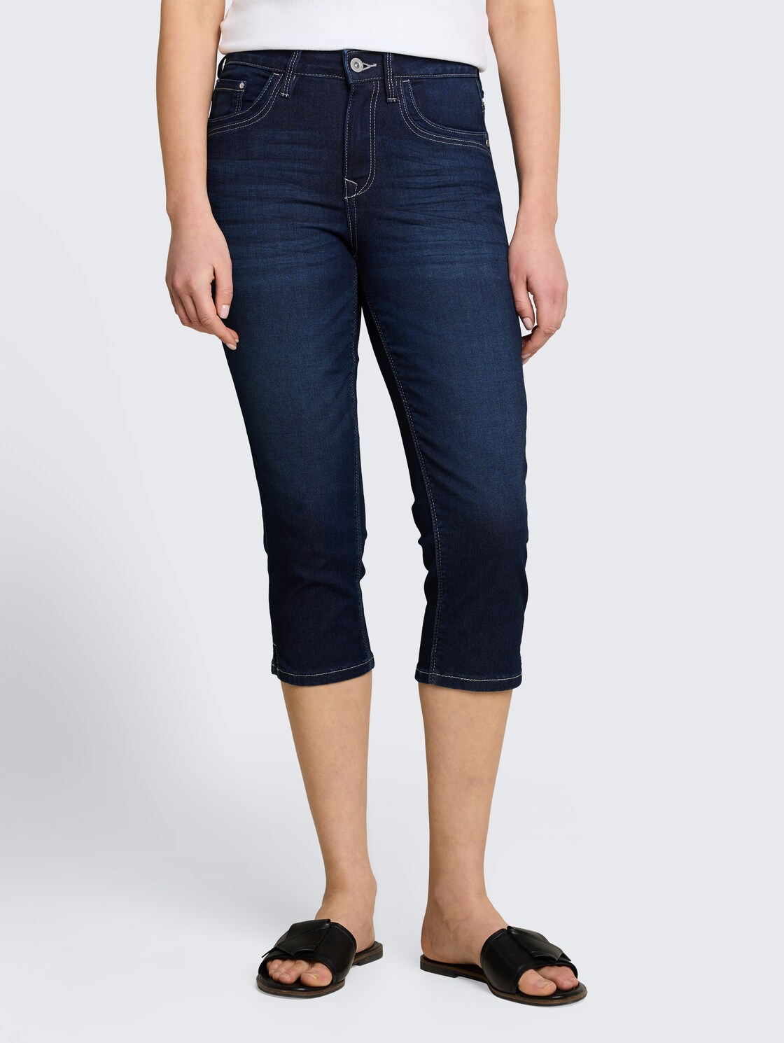 TTLENE SLIM Capri Jeans mit hohem Stretch - Clean Rinsed Blue Denim - Ausschnitt Model-Vorderansicht
