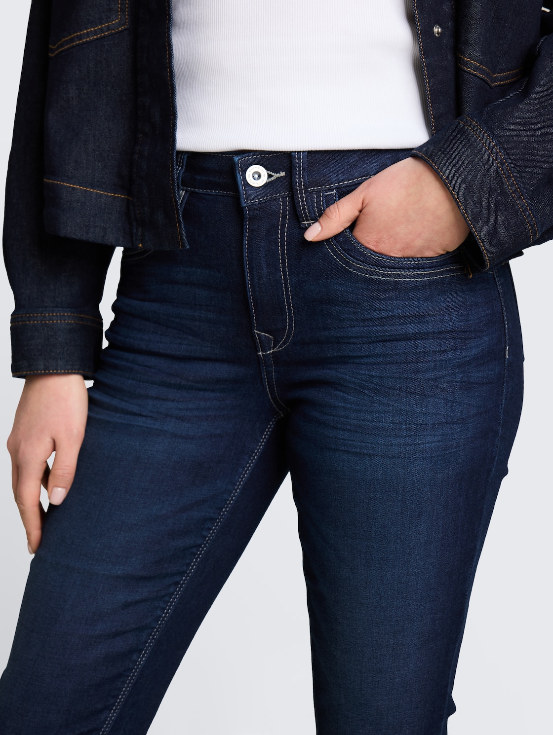 TTLENE SLIM Capri Jeans mit hohem Stretch - Clean Rinsed Blue Denim - Detail-Model-Ansicht