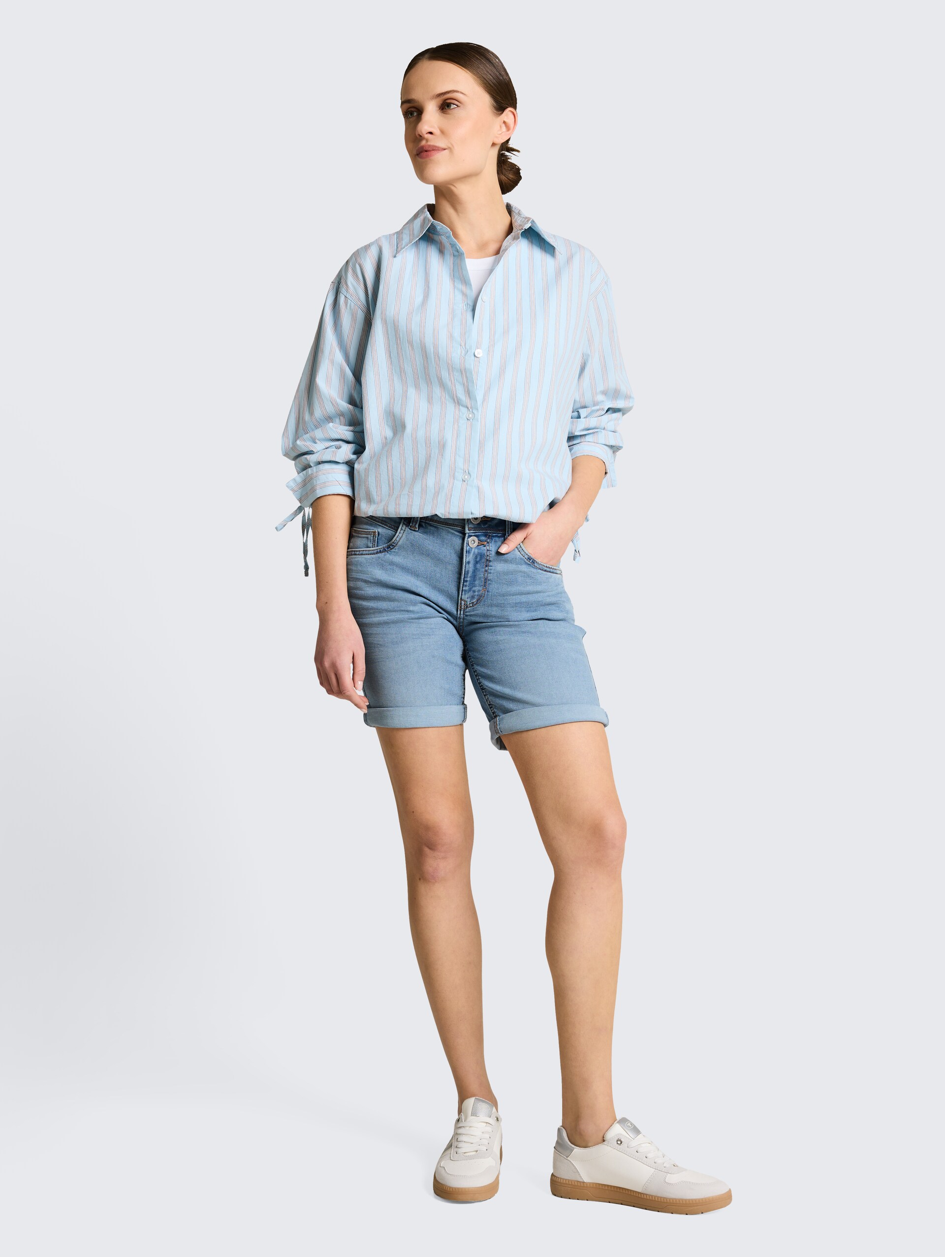 TTLENE SLIM Bermuda Jeans Shorts mit hohem Stretch - Used Light Stone Blue Denim - Model-Vorderansicht