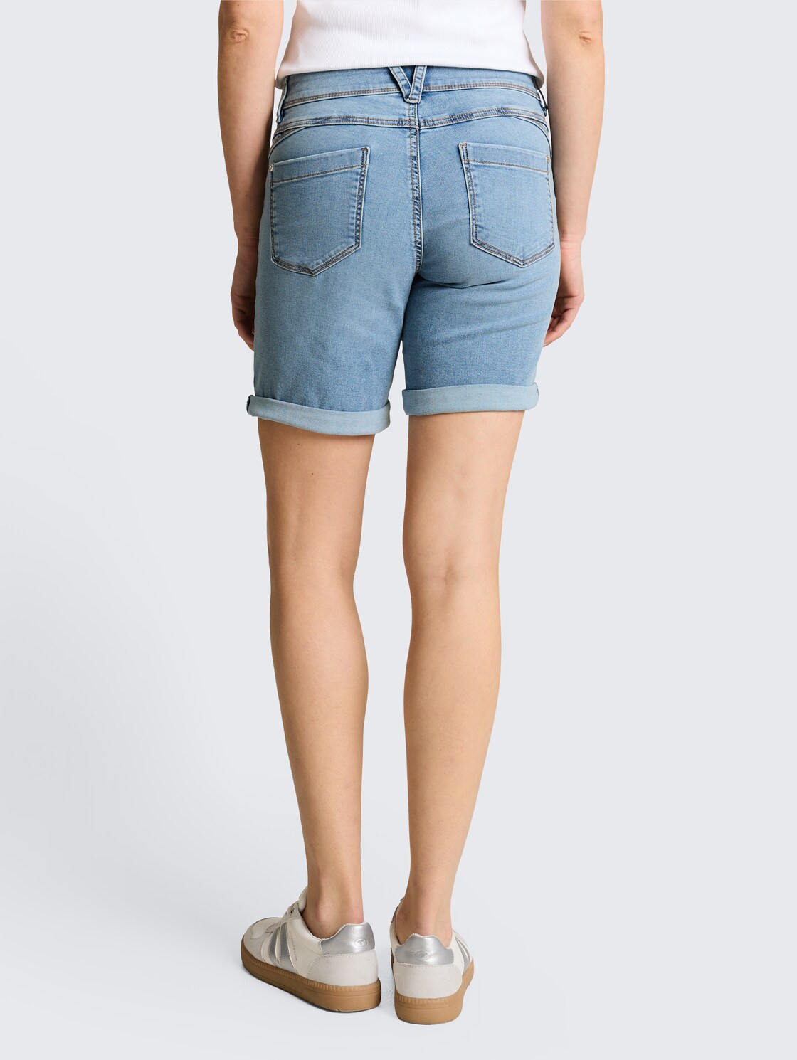 TTLENE SLIM Bermuda Jeans Shorts mit hohem Stretch - Used Light Stone Blue Denim - Auschnitt Model-Rückansicht