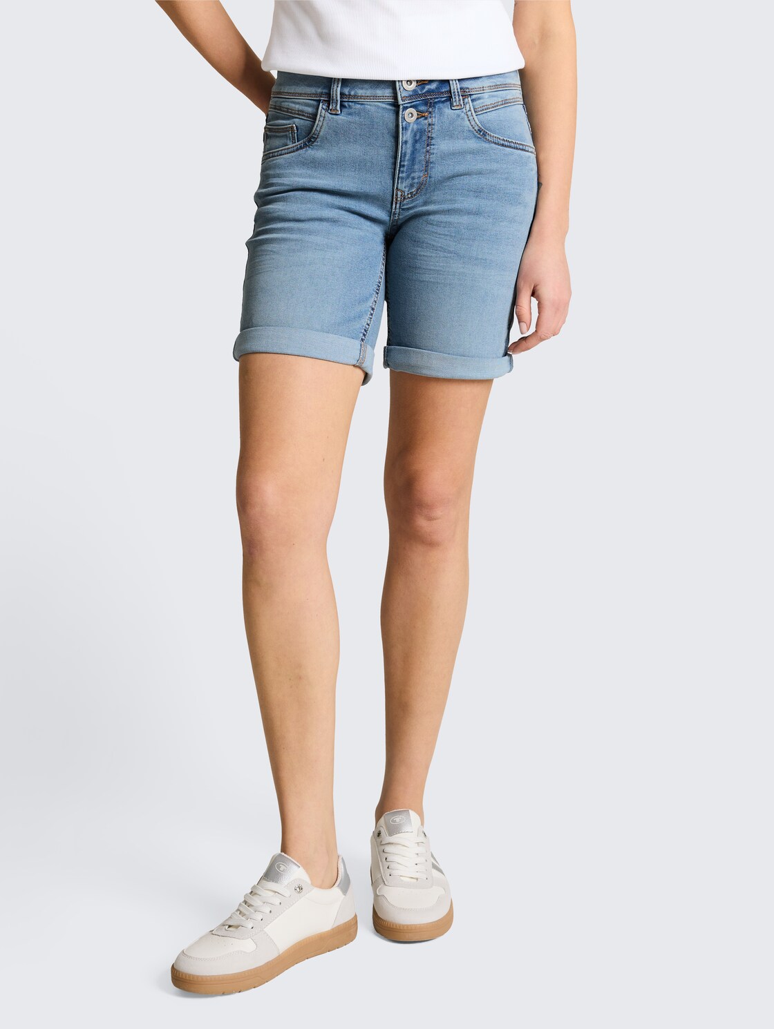 TTLENE SLIM Bermuda Jeans Shorts mit hohem Stretch - Used Light Stone Blue Denim - Ausschnitt Model-Vorderansicht