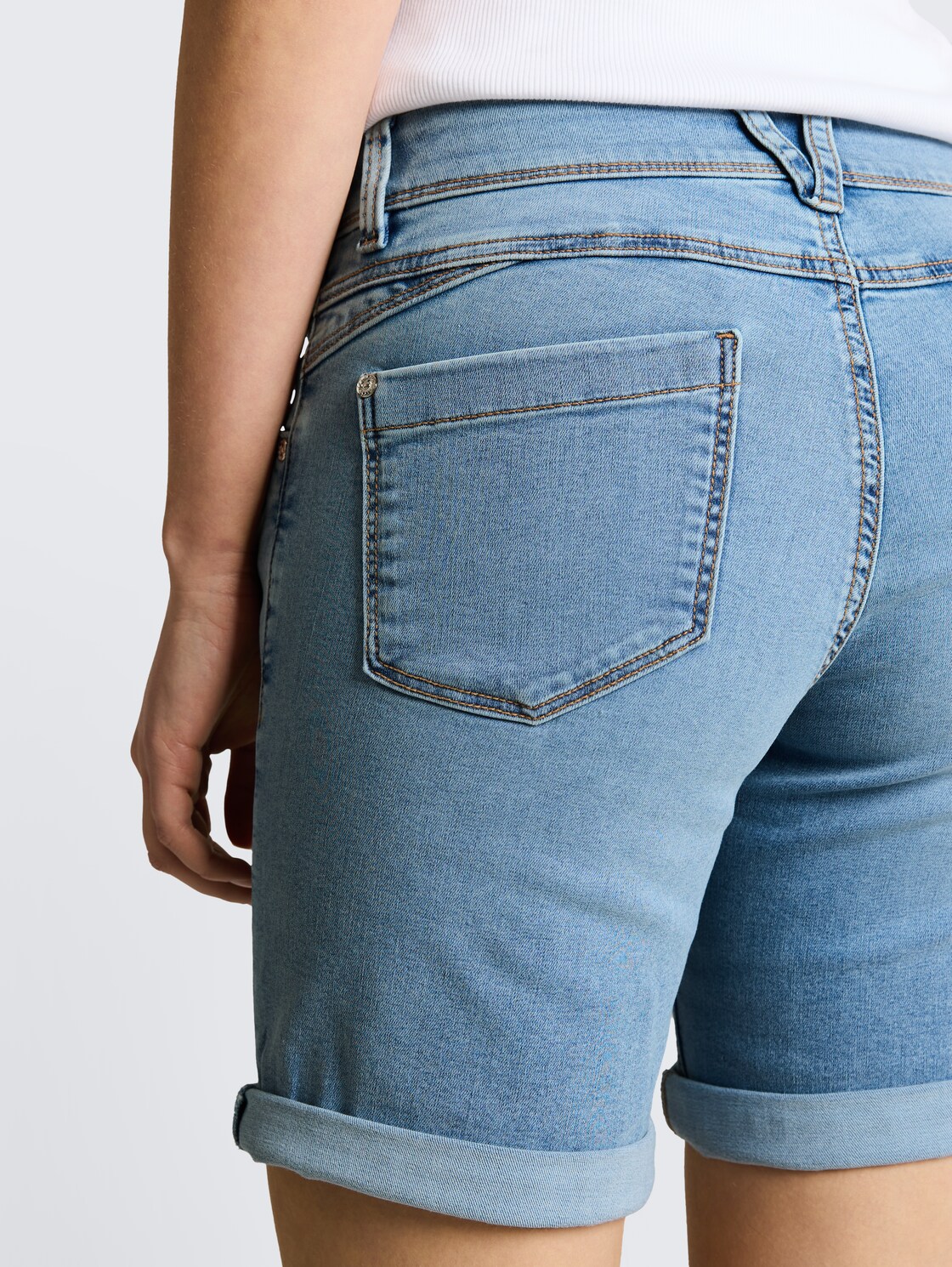TTLENE SLIM Bermuda Jeans Shorts mit hohem Stretch - Used Light Stone Blue Denim - Detail-Model-Ansicht