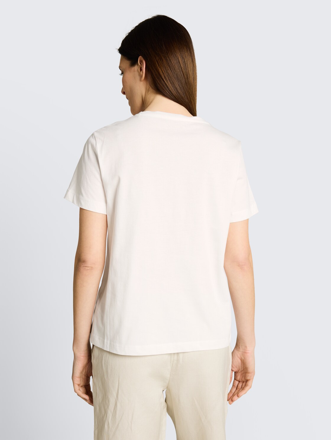 T-Shirt mit Print - Soft Clear White - Auschnitt Model-Rückansicht