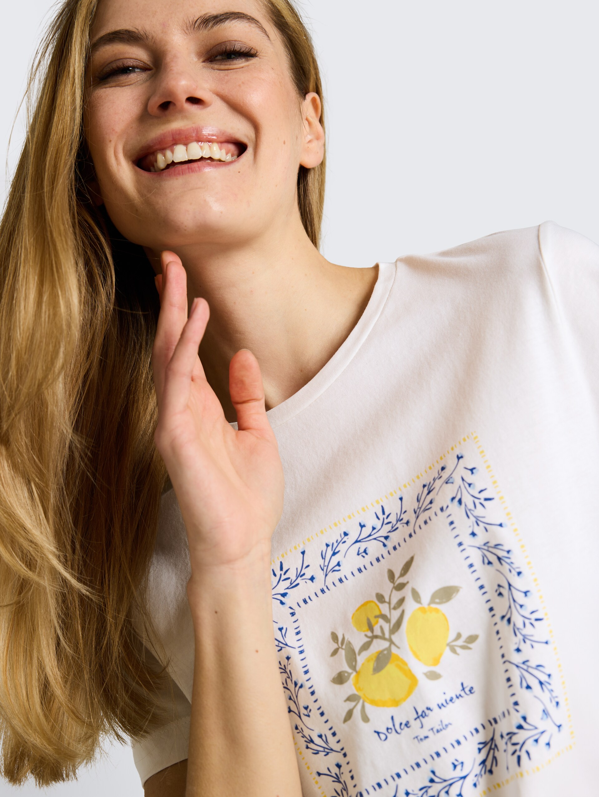 T-shirt met print - off white - Detailaanzicht model