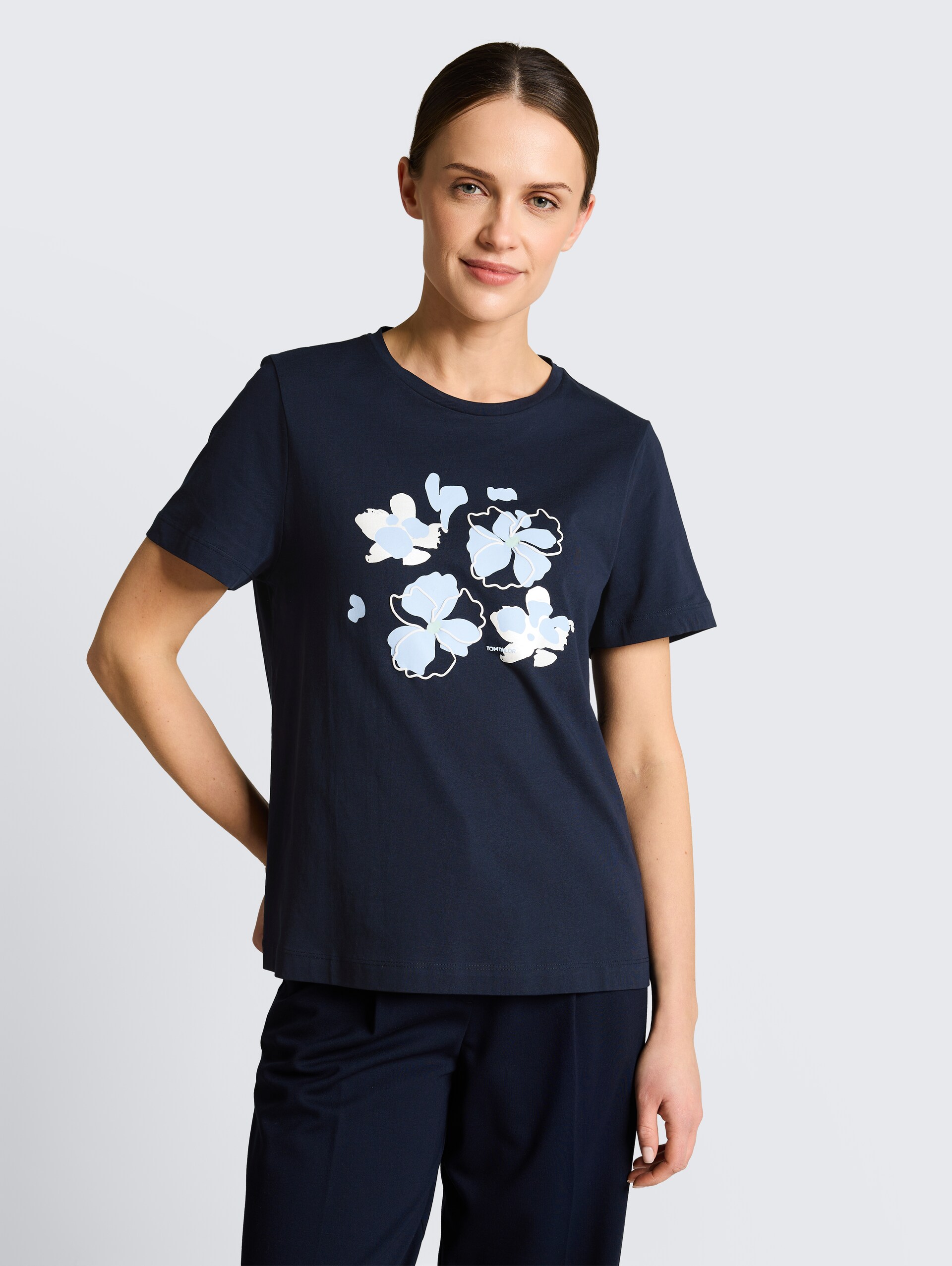 T-shirt with print - sky captain blue - Neckline model front view