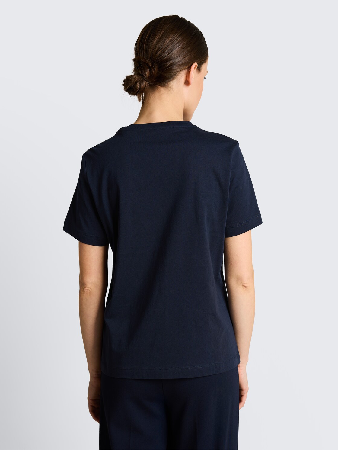 T-Shirt mit Print - sky captain blue - Auschnitt Model-Rückansicht