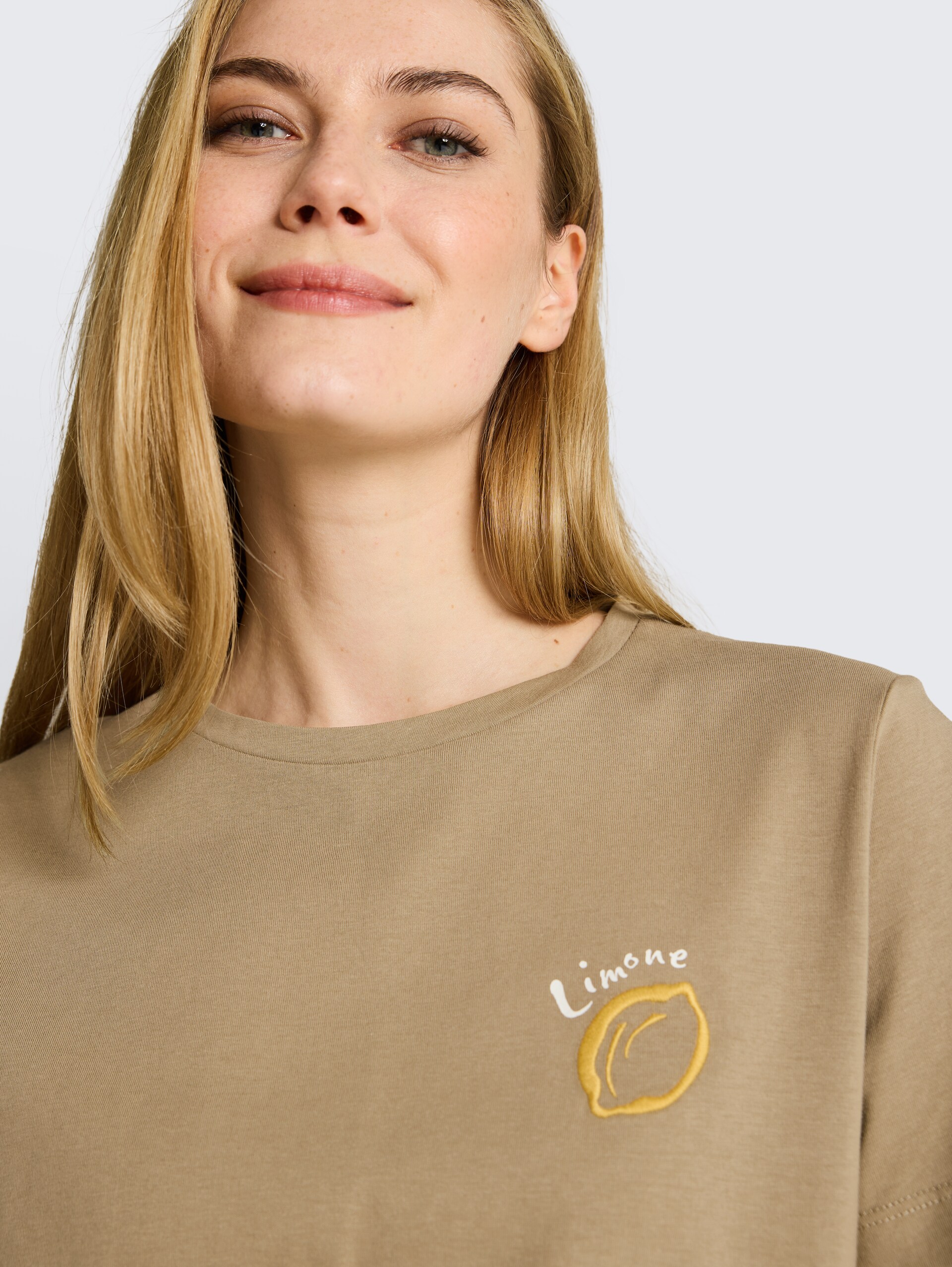 T-shirt met print - Silver Olive - Detailaanzicht model