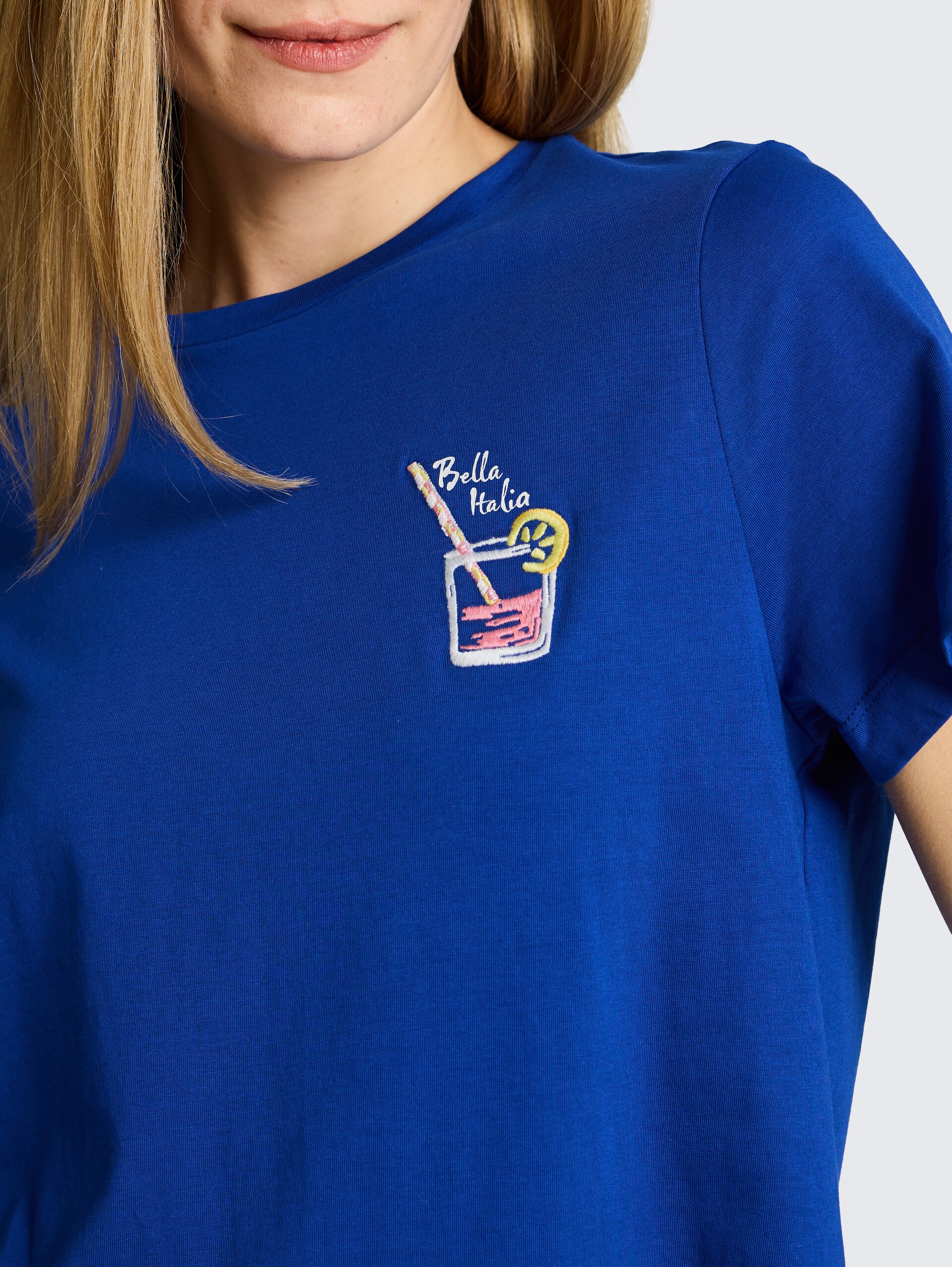 T-shirt met print - shiny royal blue - Detailaanzicht model
