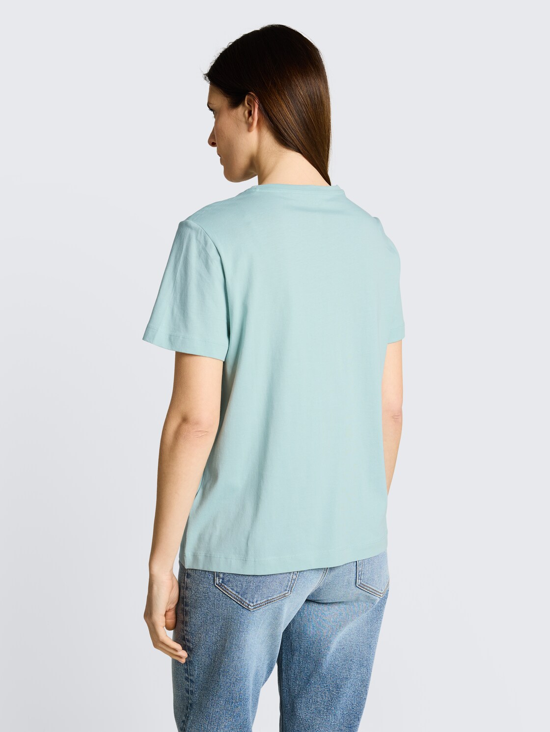 T-Shirt mit Print - blue haze - Auschnitt Model-Rückansicht