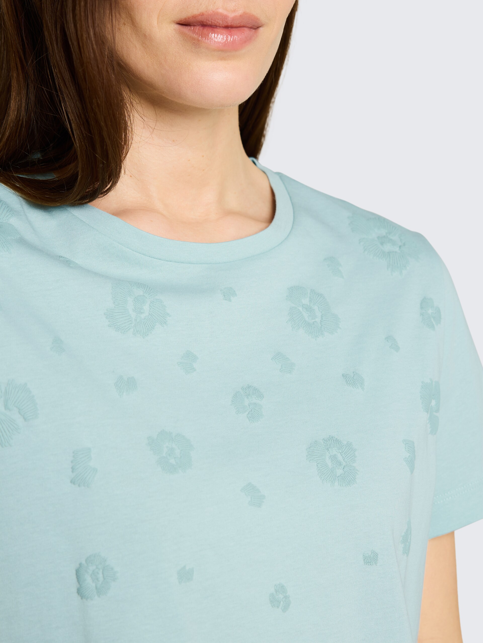 T-Shirt mit Print - blue haze - Detail-Model-Ansicht