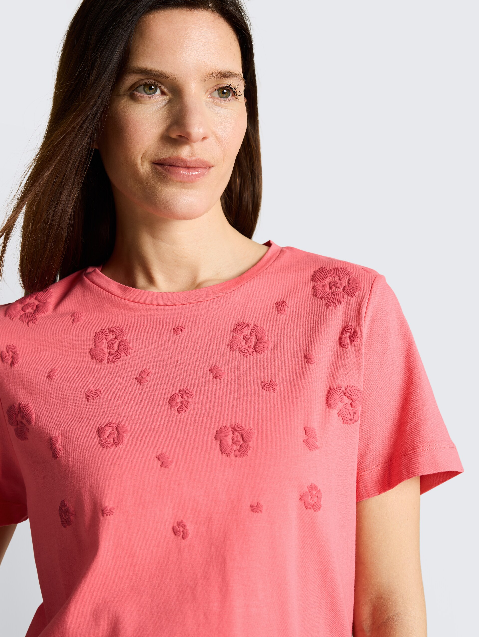 T-Shirt mit Print - soft coral pink - Detail-Model-Ansicht