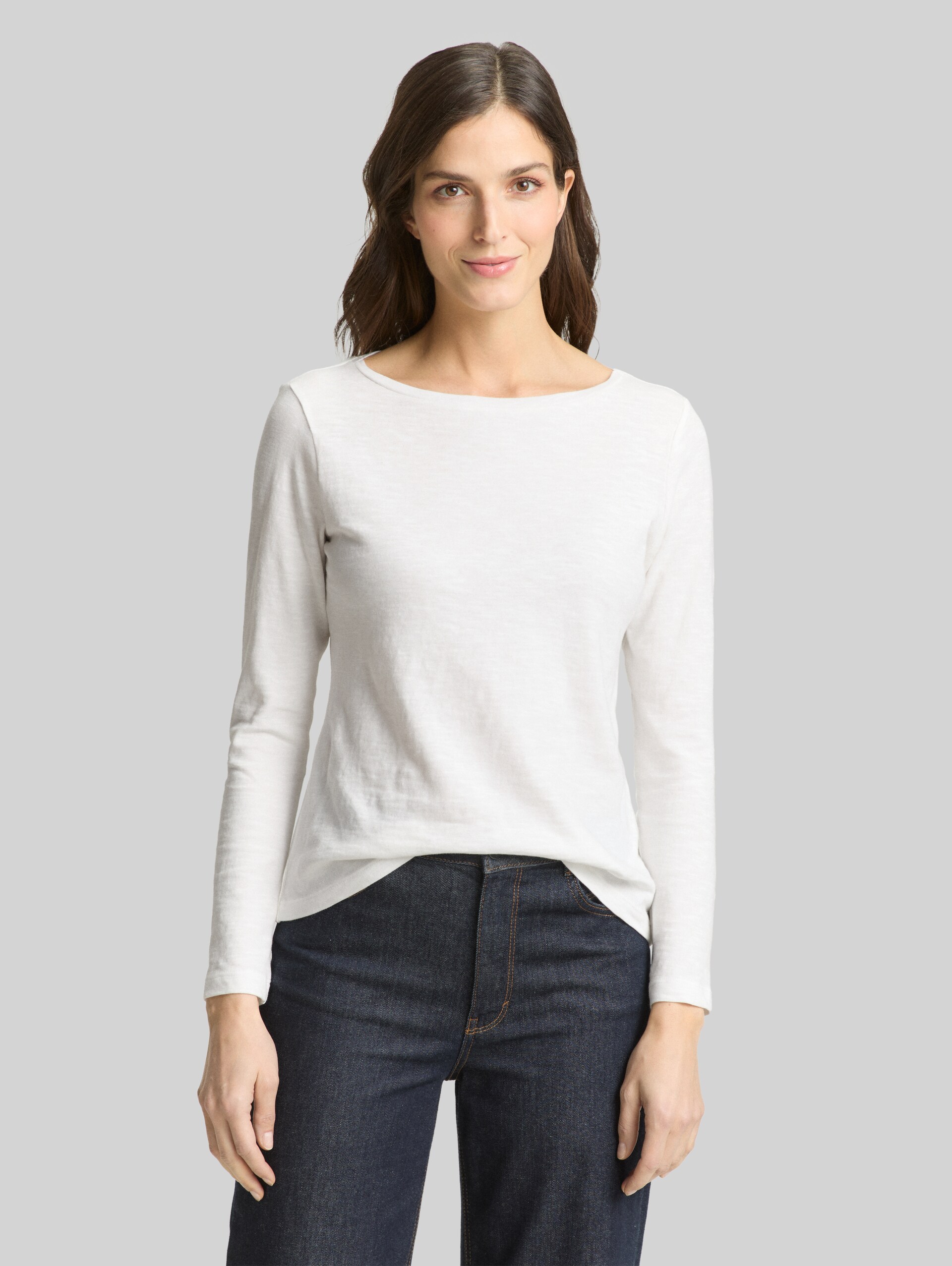 Basic long-sleeved cotton shirt - Whisper White - Neckline model front view
