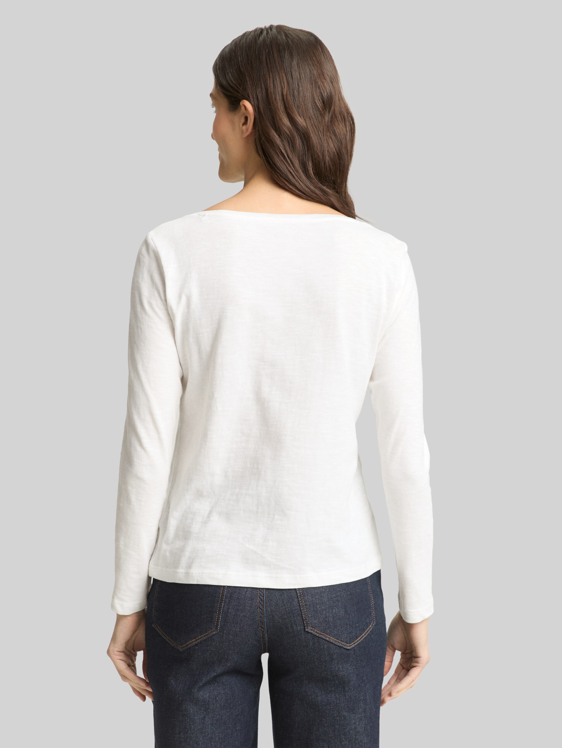 Basic long-sleeved cotton shirt - Whisper White - Neckline model-back view