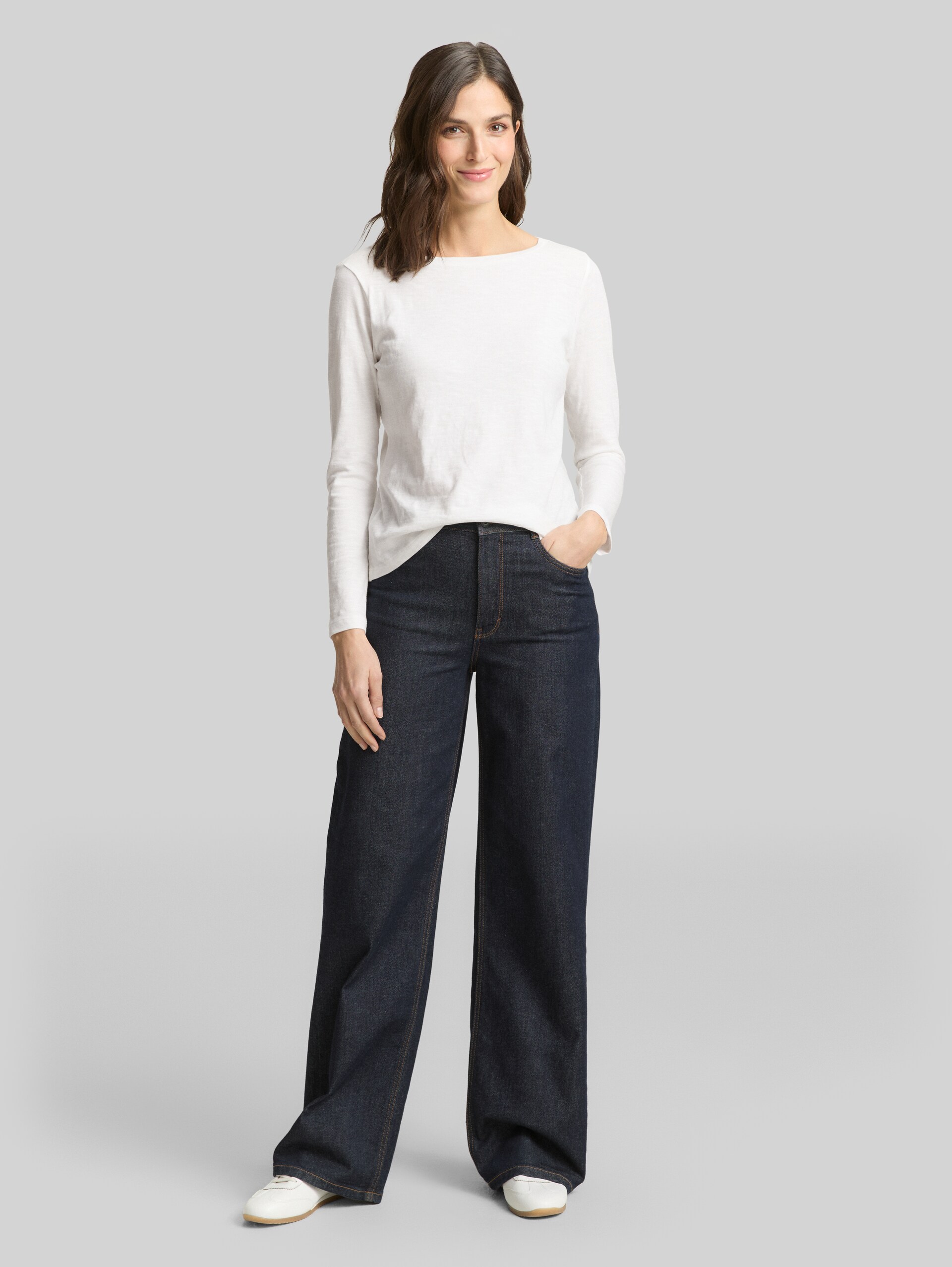 Basic long-sleeved cotton shirt - Whisper White - Model front view