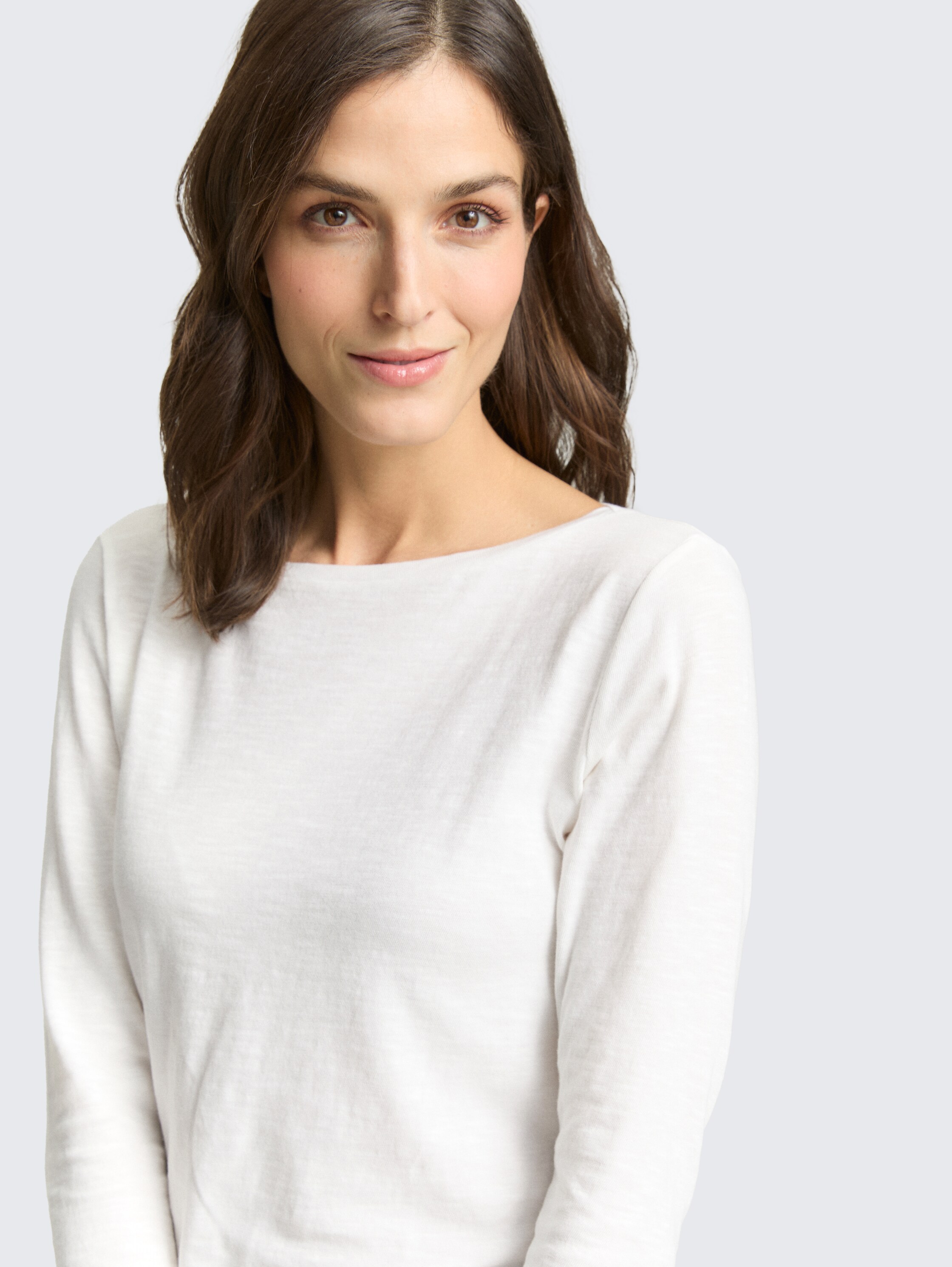 Basic Langarmshirt aus Baumwolle - Whisper White - Detail-Model-Ansicht