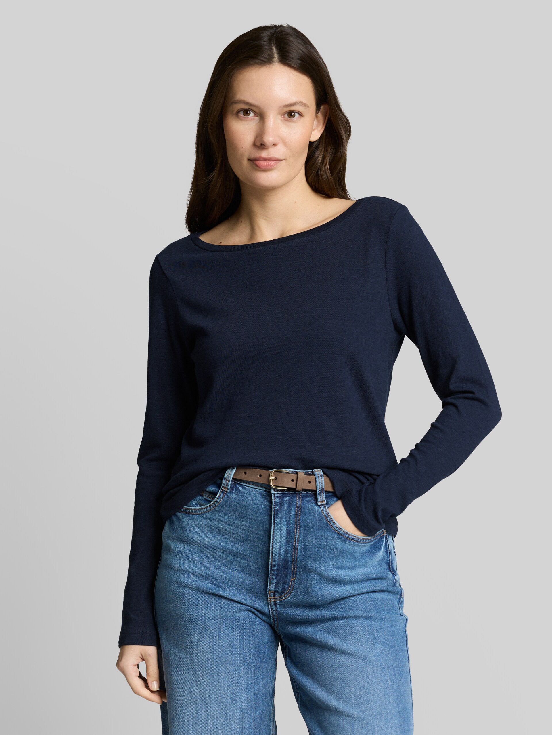 Basic long-sleeved cotton shirt - sky captain blue - Neckline model front view