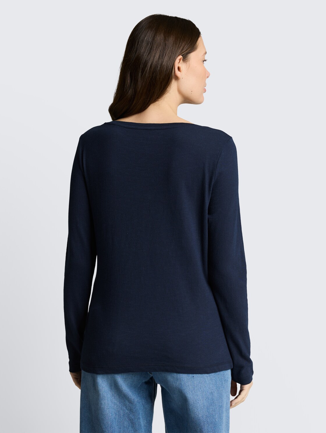 Basic Langarmshirt aus Baumwolle - sky captain blue - Auschnitt Model-Rückansicht