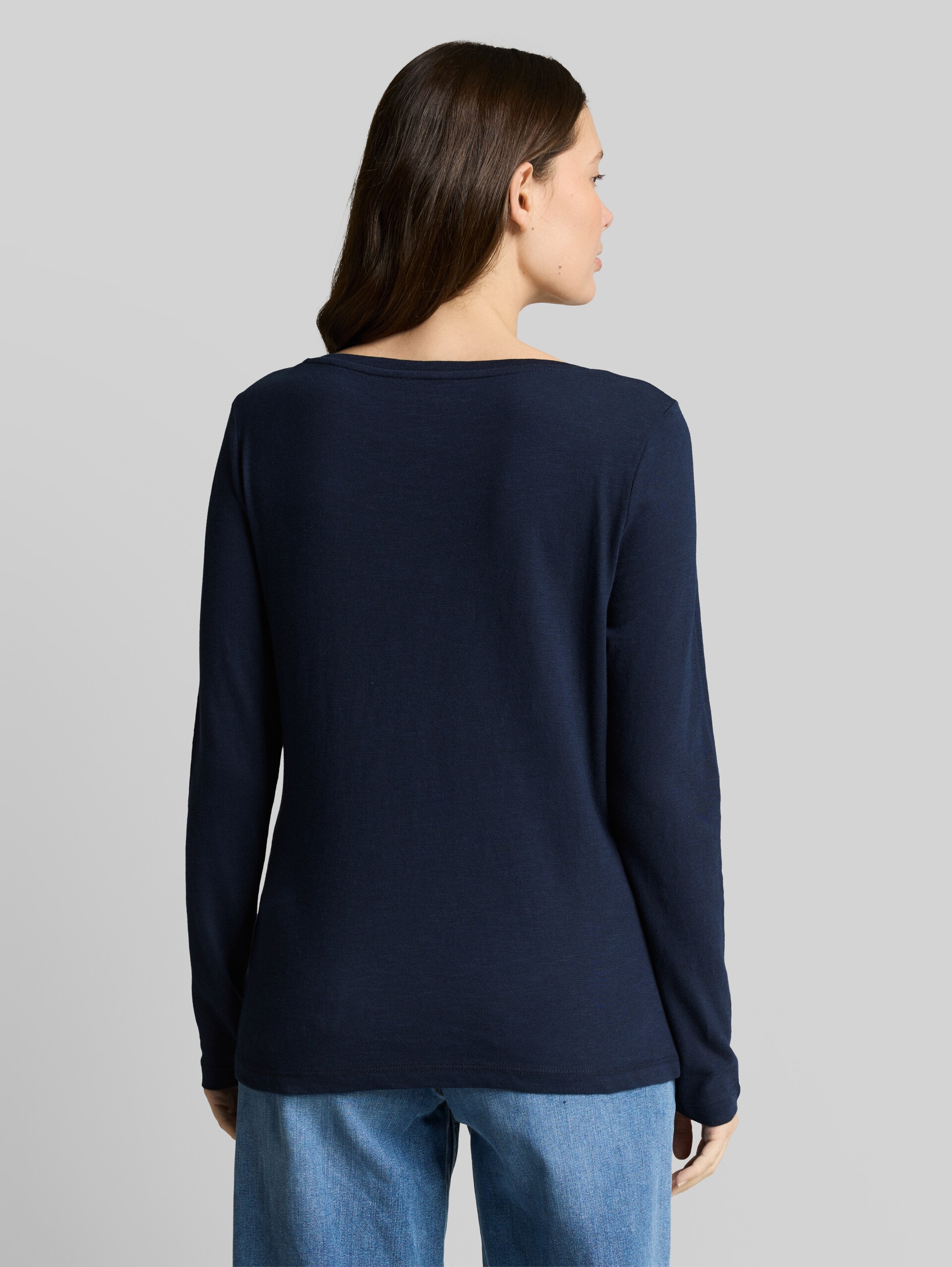 Basic long-sleeved cotton shirt - sky captain blue - Neckline model-back view