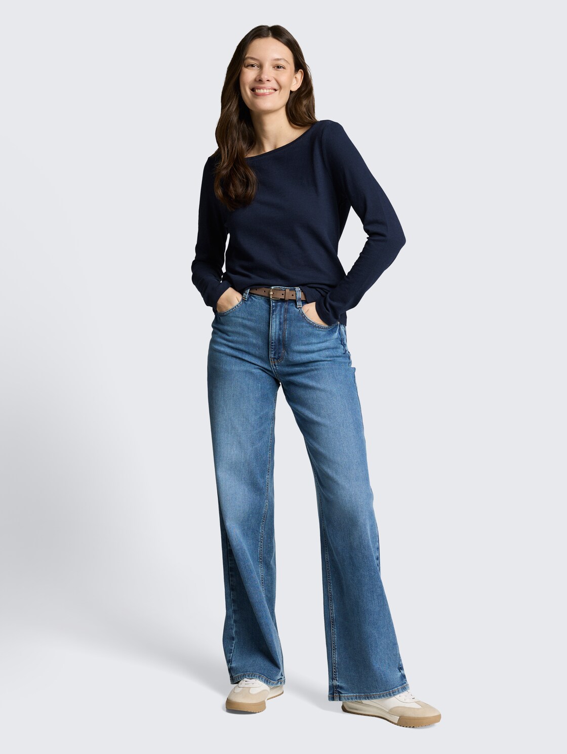 Basic Langarmshirt aus Baumwolle - sky captain blue - Model-Vorderansicht