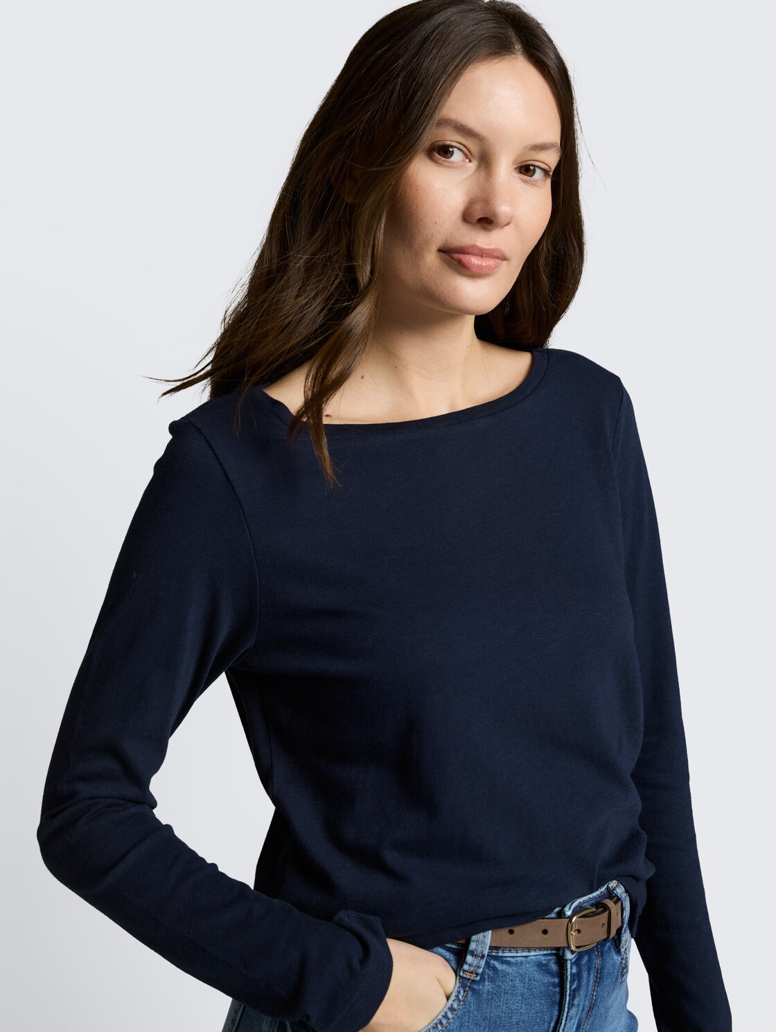 Basic Langarmshirt aus Baumwolle - sky captain blue - Detail-Model-Ansicht