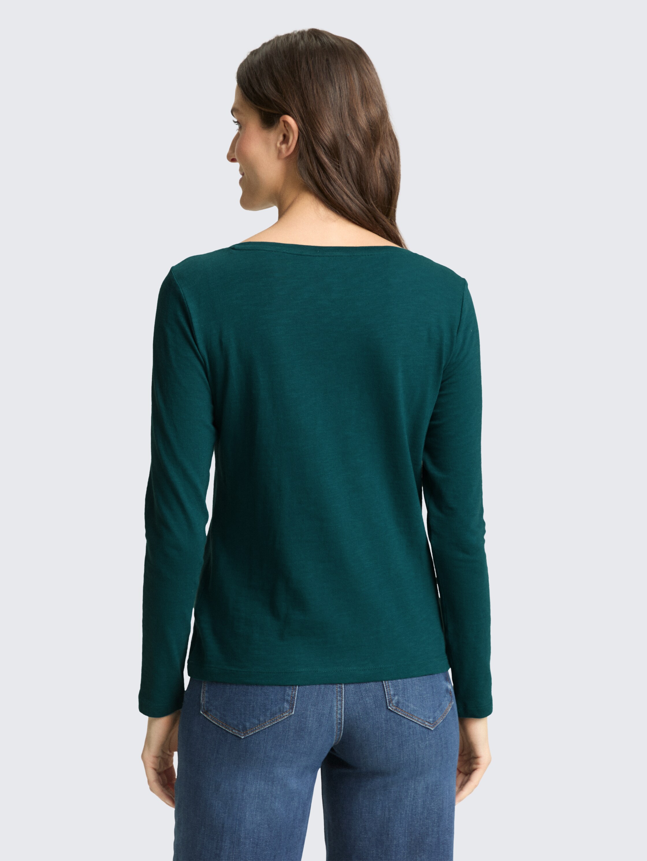 Basic Langarmshirt aus Baumwolle - Deep Meadow Green - Auschnitt Model-Rückansicht