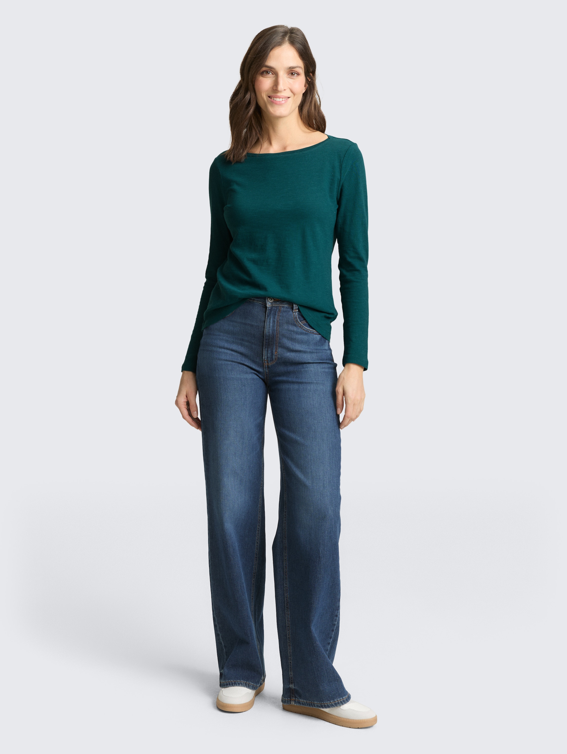 Basic Langarmshirt aus Baumwolle - Deep Meadow Green - Model-Vorderansicht