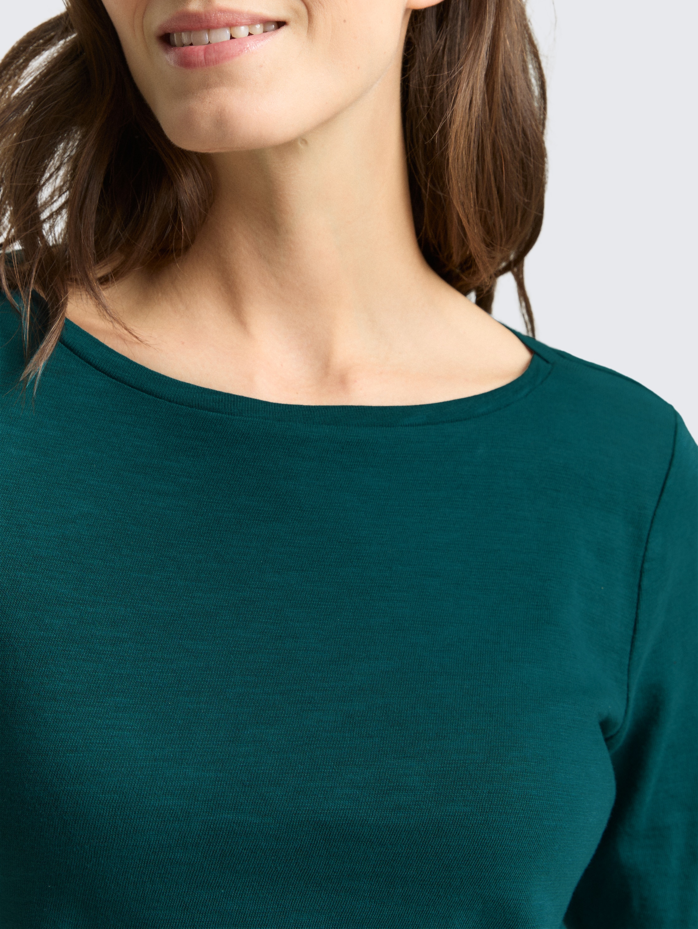 Basic Langarmshirt aus Baumwolle - Deep Meadow Green - Detail-Model-Ansicht