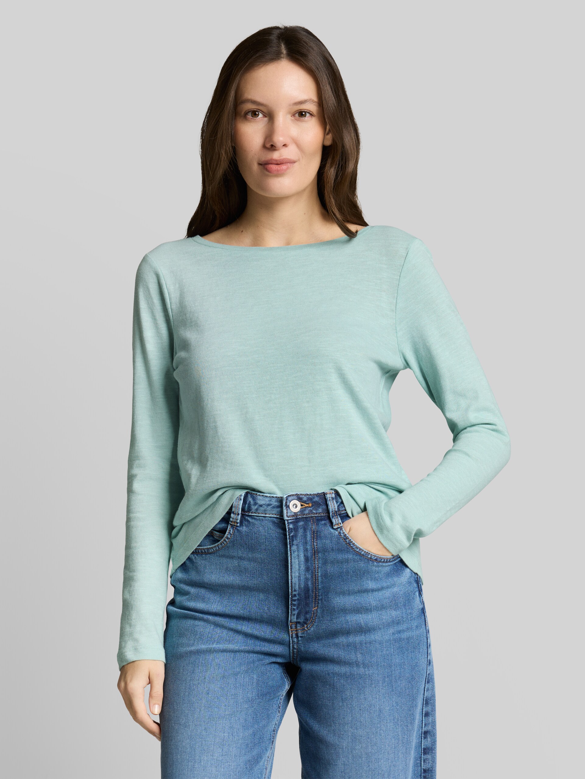 Basic long-sleeved cotton shirt - blue haze - Neckline model front view