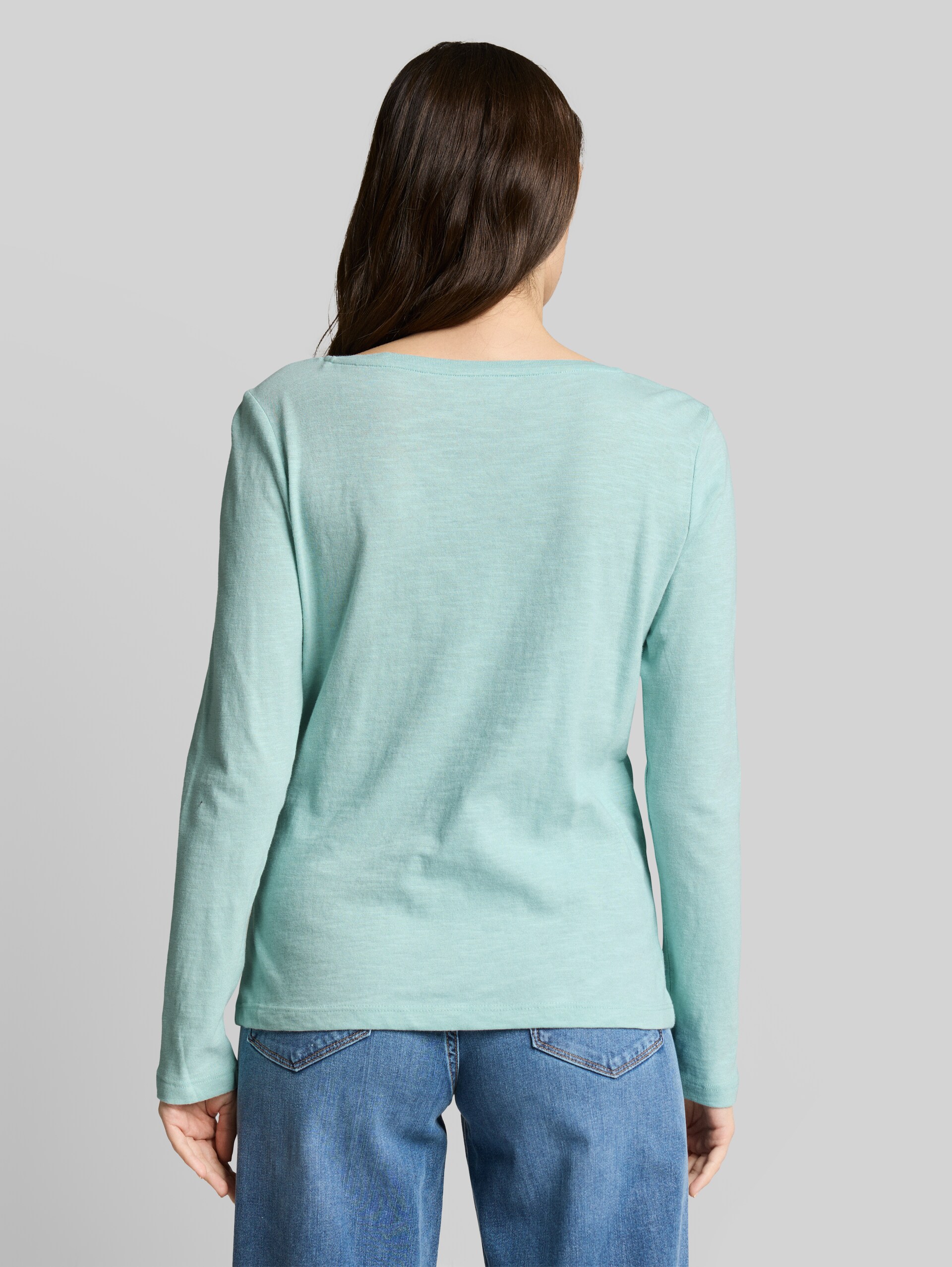 Basic long-sleeved cotton shirt - blue haze - Neckline model-back view