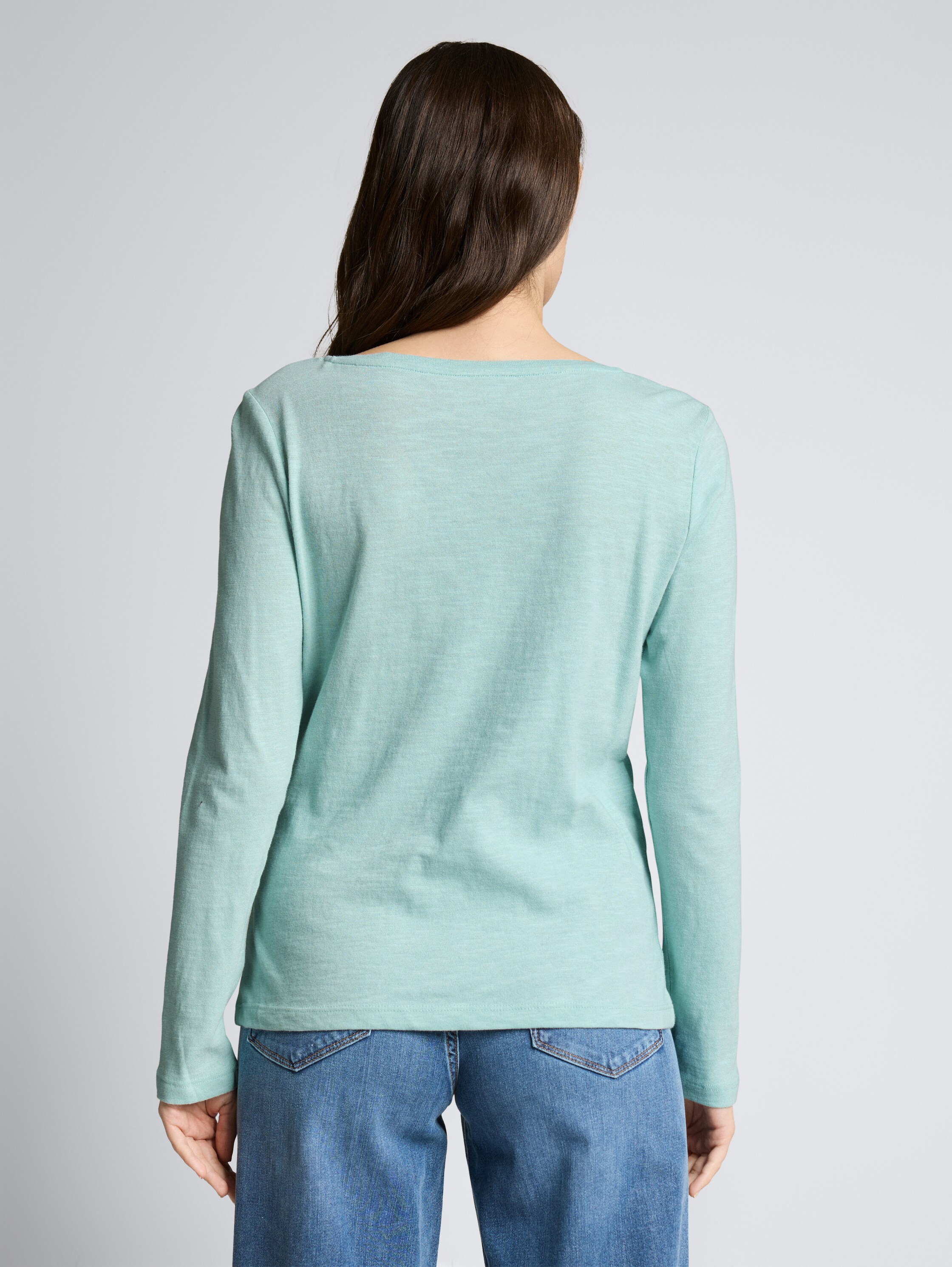 Basic Langarmshirt aus Baumwolle - blue haze - Auschnitt Model-Rückansicht