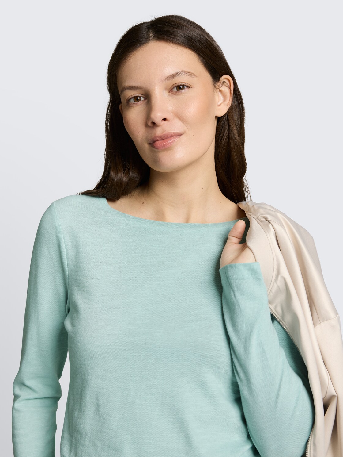 Basic Langarmshirt aus Baumwolle - blue haze - Detail-Model-Ansicht