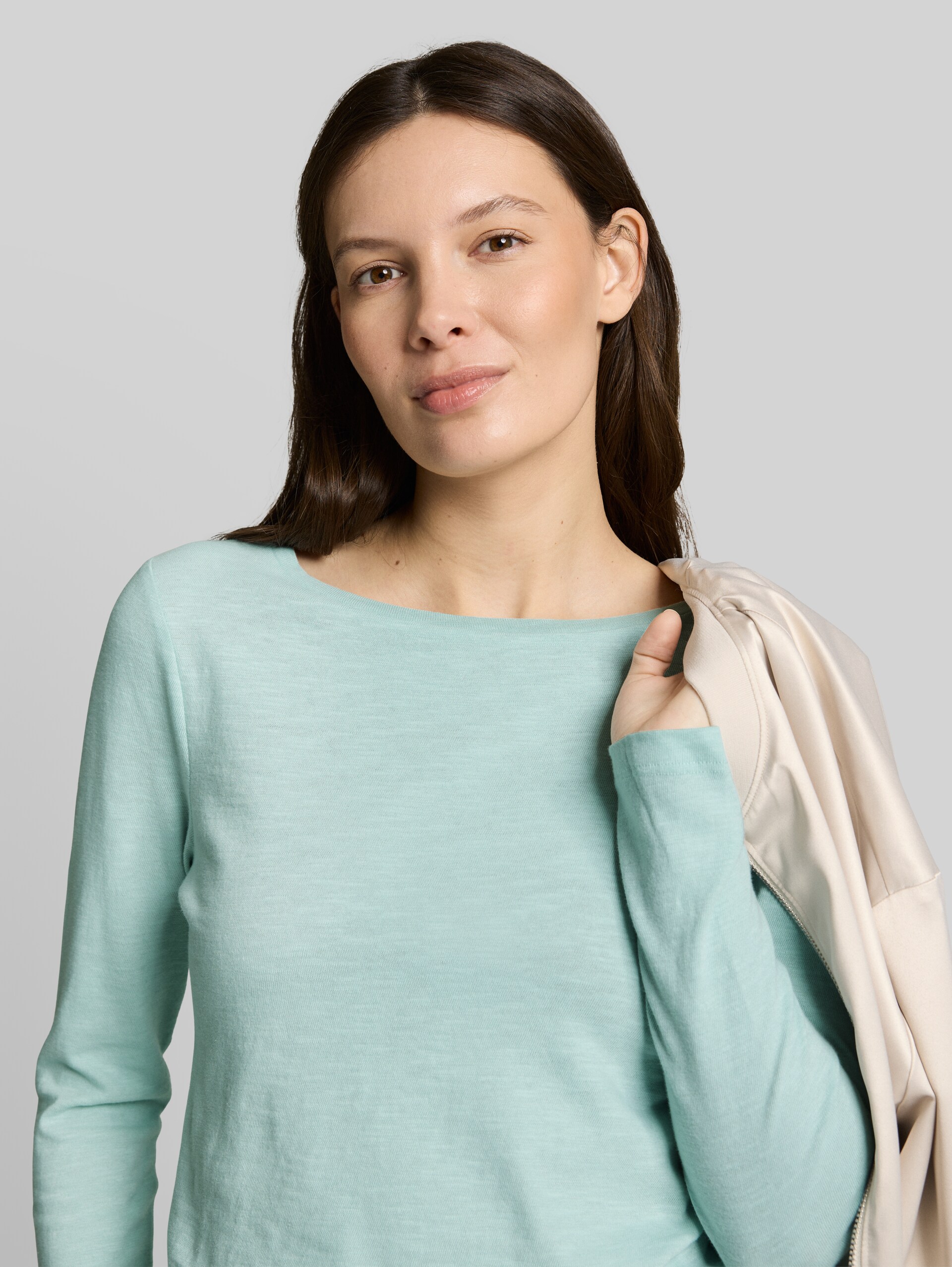 Basic long-sleeved cotton shirt - blue haze - Detail model view