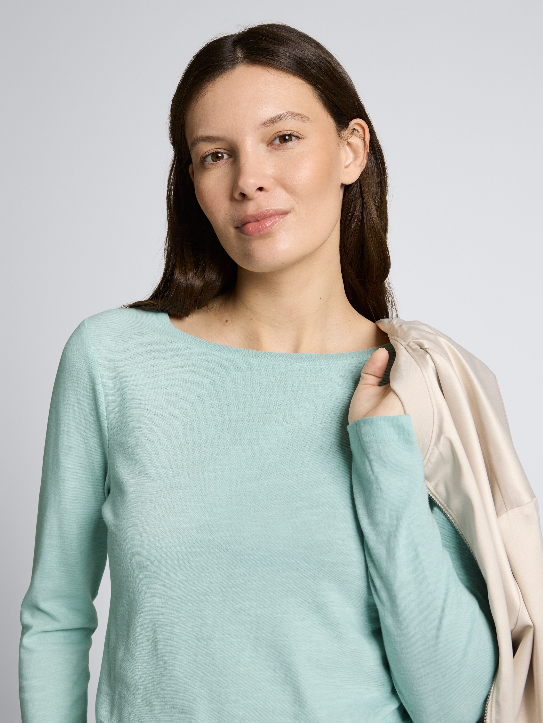 Basic Langarmshirt aus Baumwolle - blue haze - Detail-Model-Ansicht