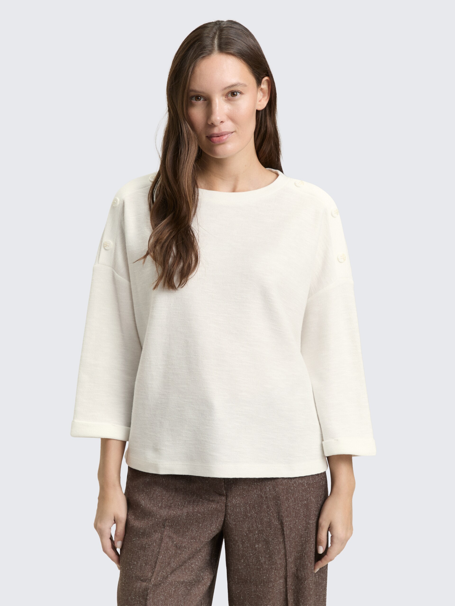 Langarmshirt mit Knopf-Details - Whisper White - Ausschnitt Model-Vorderansicht