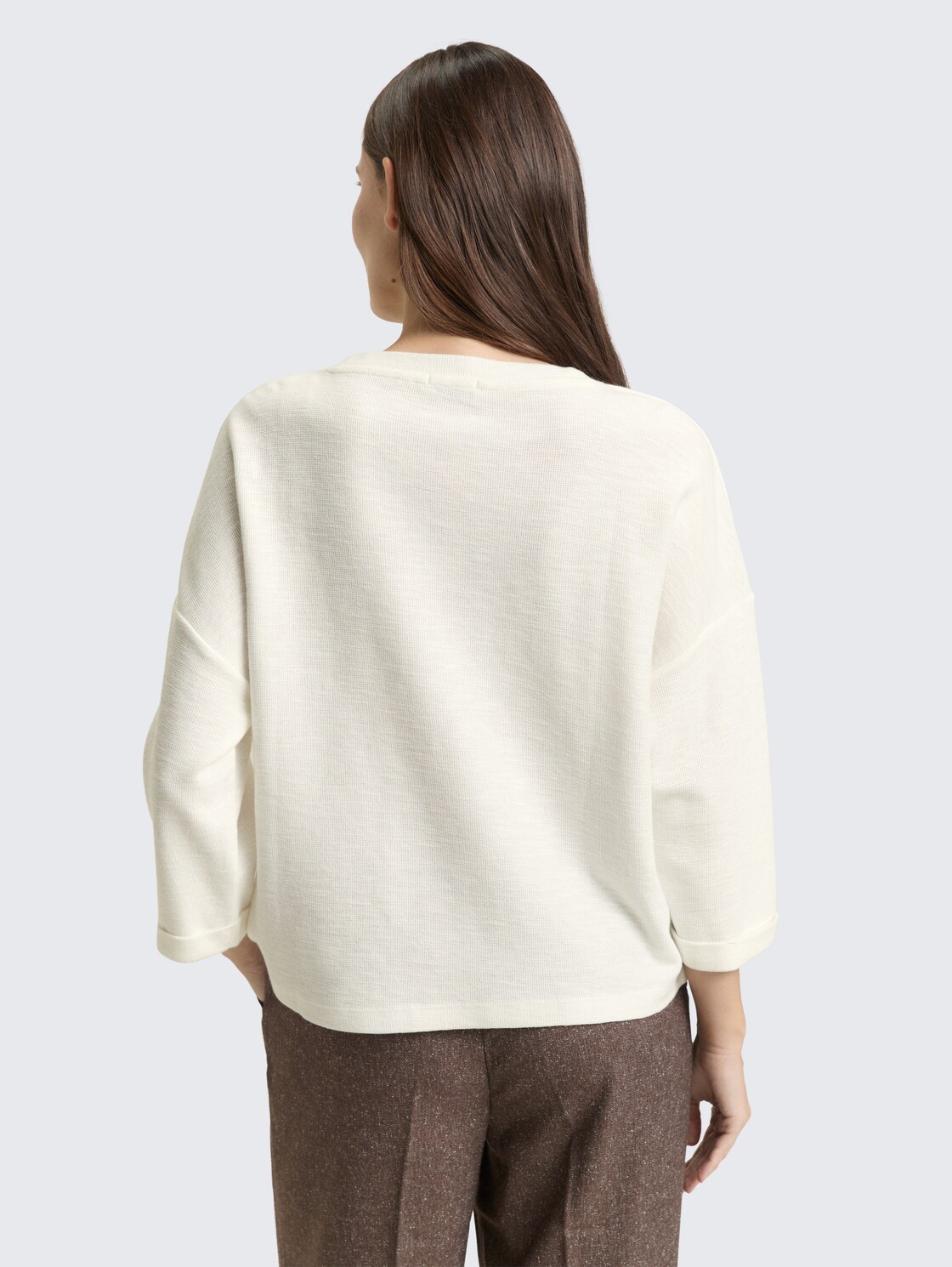 Langarmshirt mit Knopf-Details - Whisper White - Auschnitt Model-Rückansicht