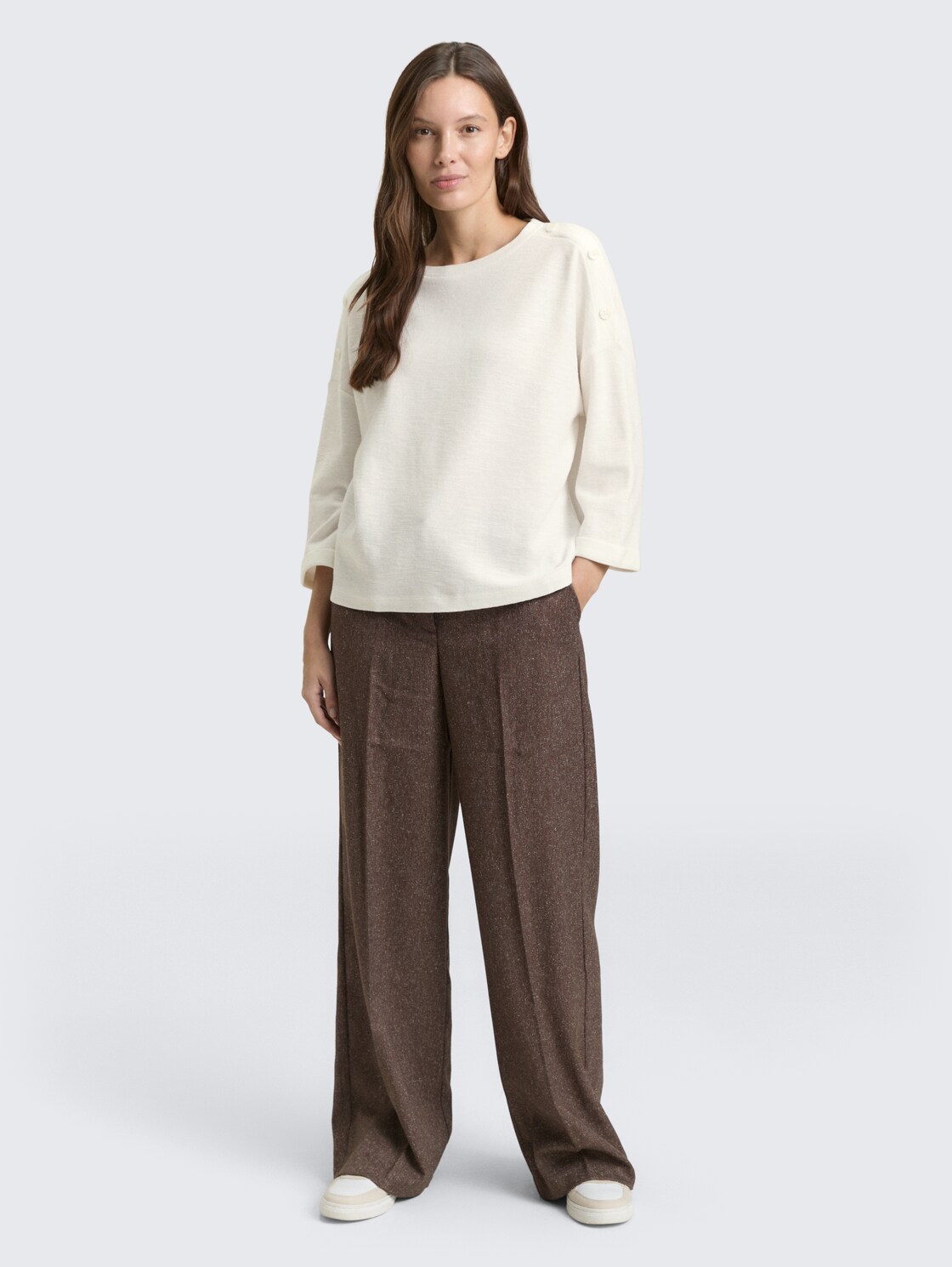 Langarmshirt mit Knopf-Details - Whisper White - Model-Vorderansicht