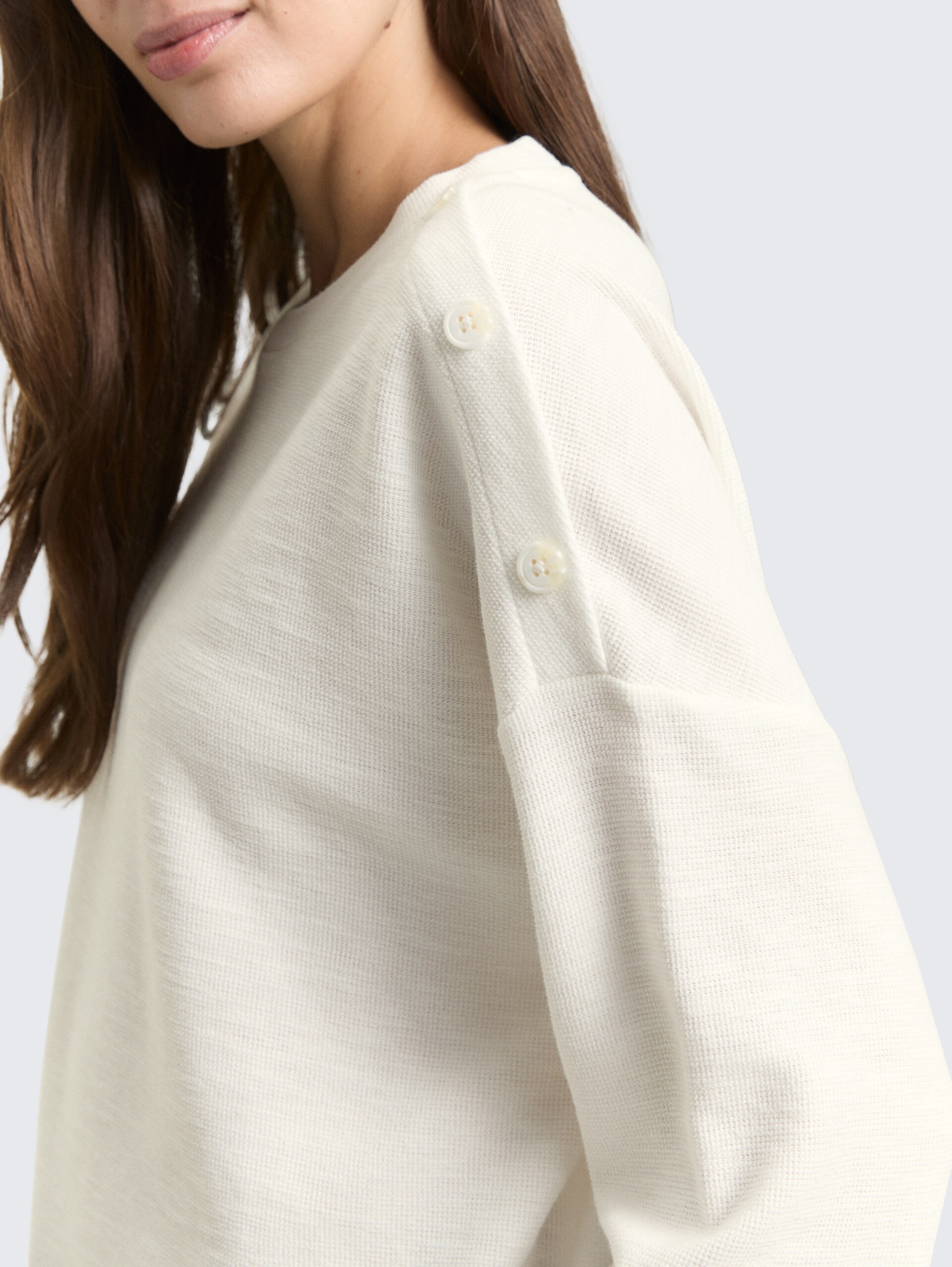 Langarmshirt mit Knopf-Details - Whisper White - Detail-Model-Ansicht