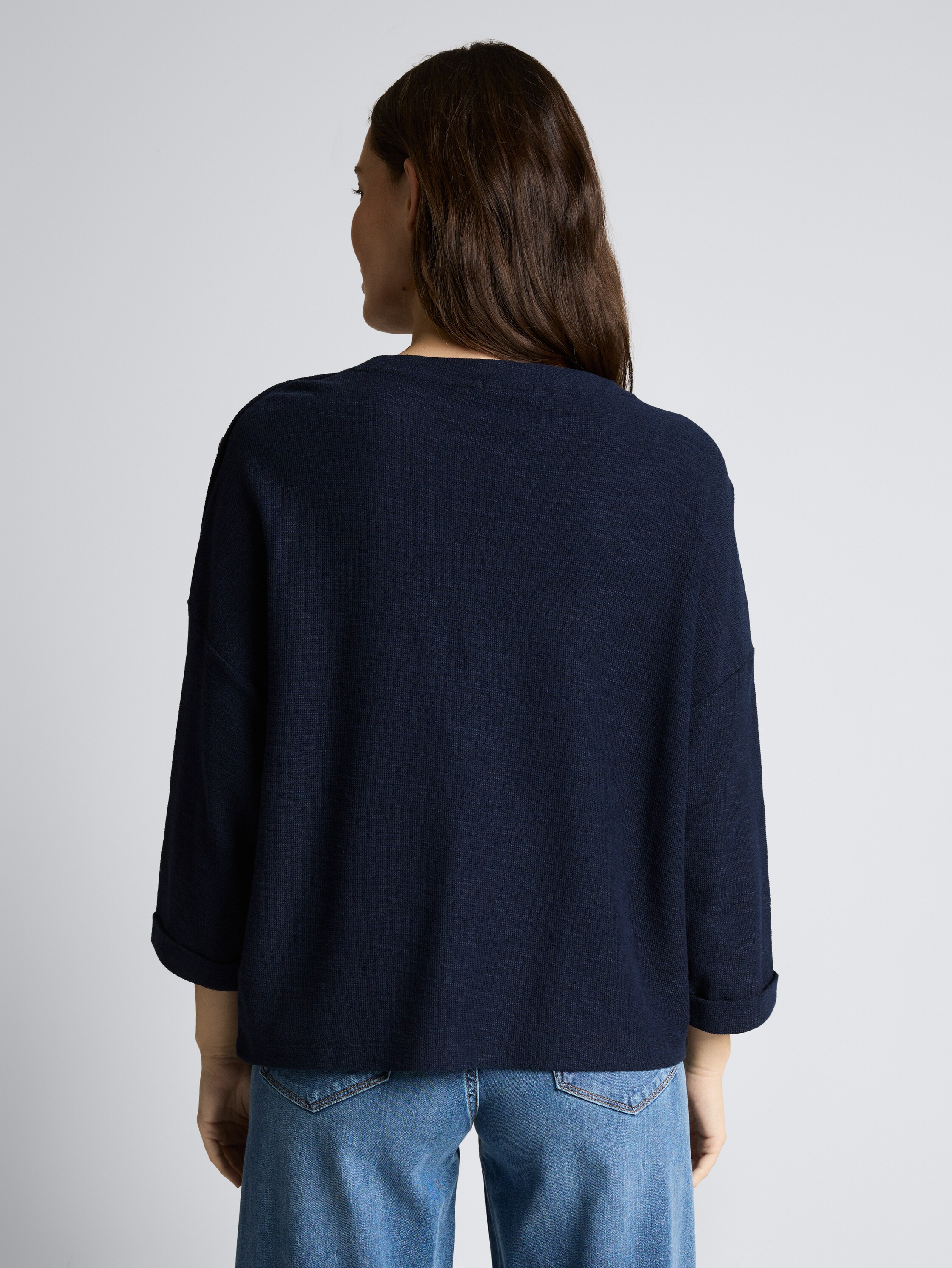 T-shirt à manches longues avec détails boutonnés - sky captain blue - Découpe Vue arrière du modèle