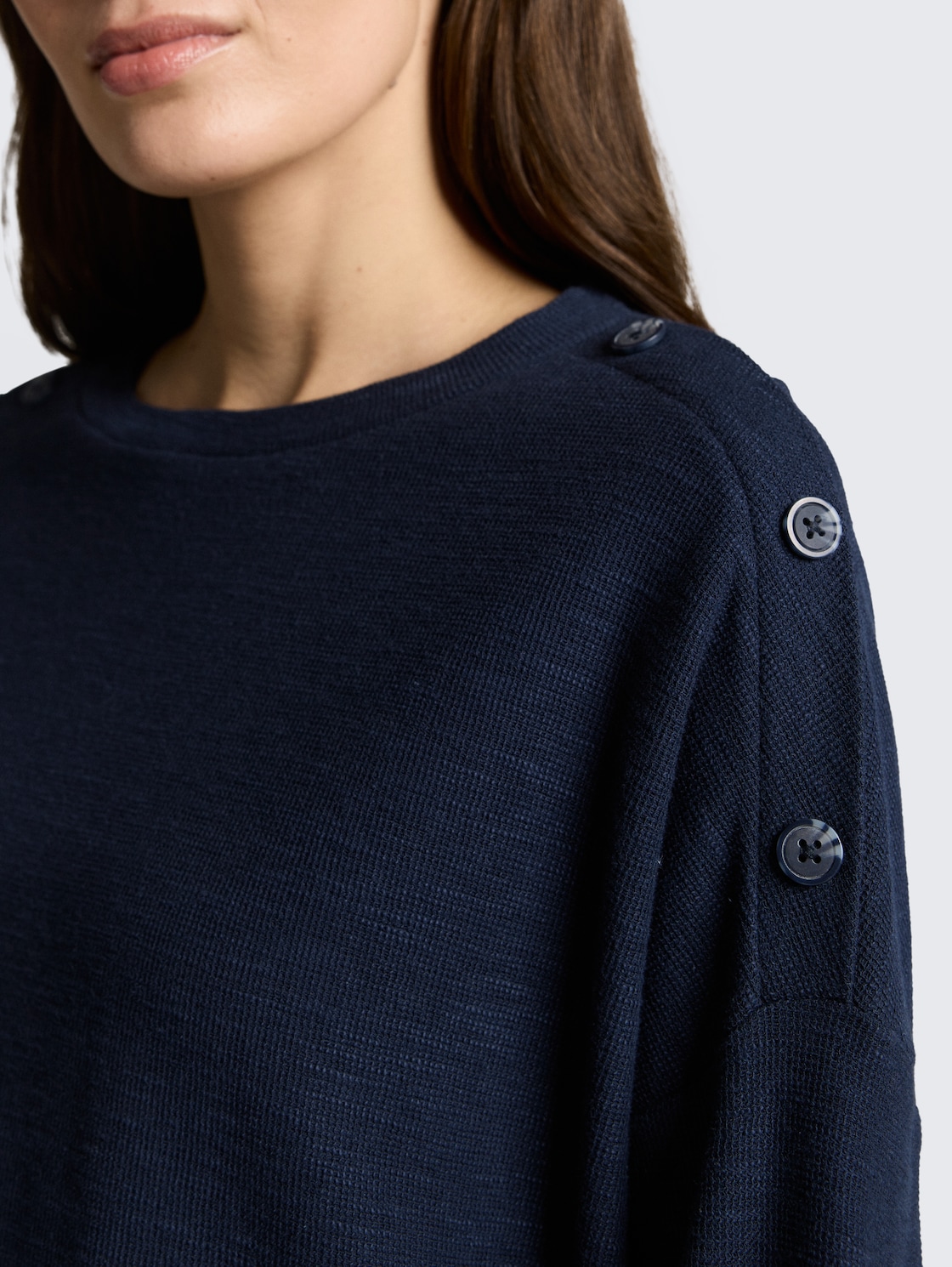 Langarmshirt mit Knopf-Details - sky captain blue - Detail-Model-Ansicht