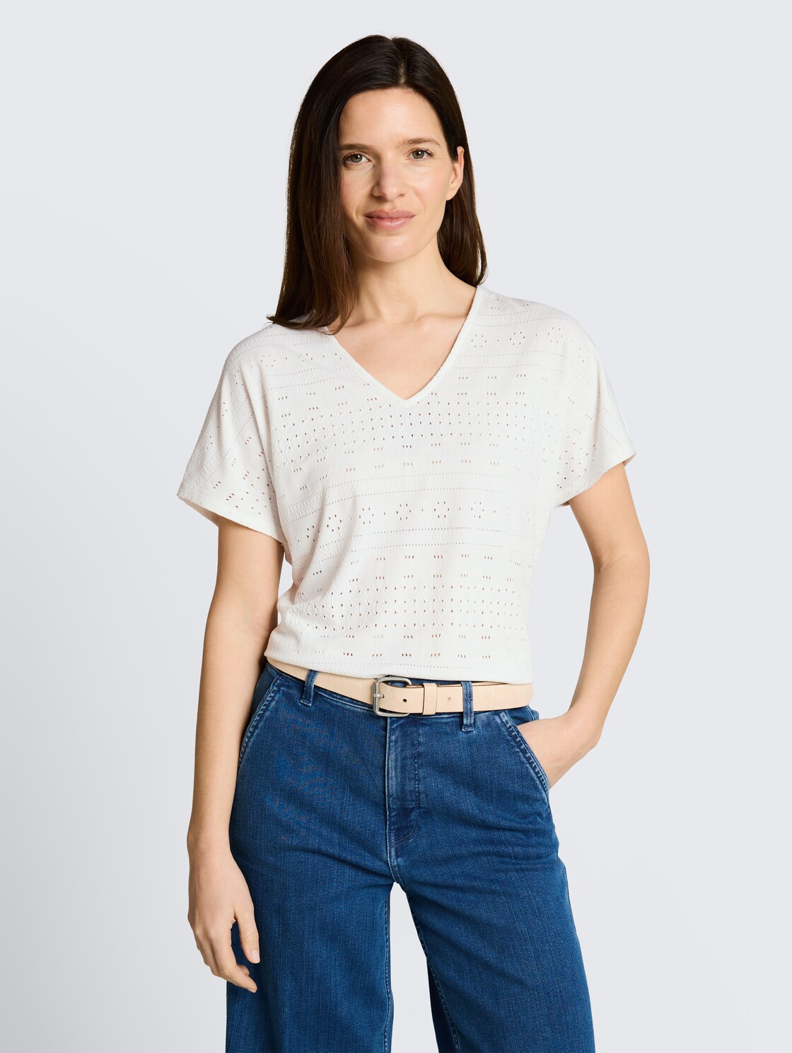 Loose Fit Ajour T-Shirt - Whisper White - Ausschnitt Model-Vorderansicht