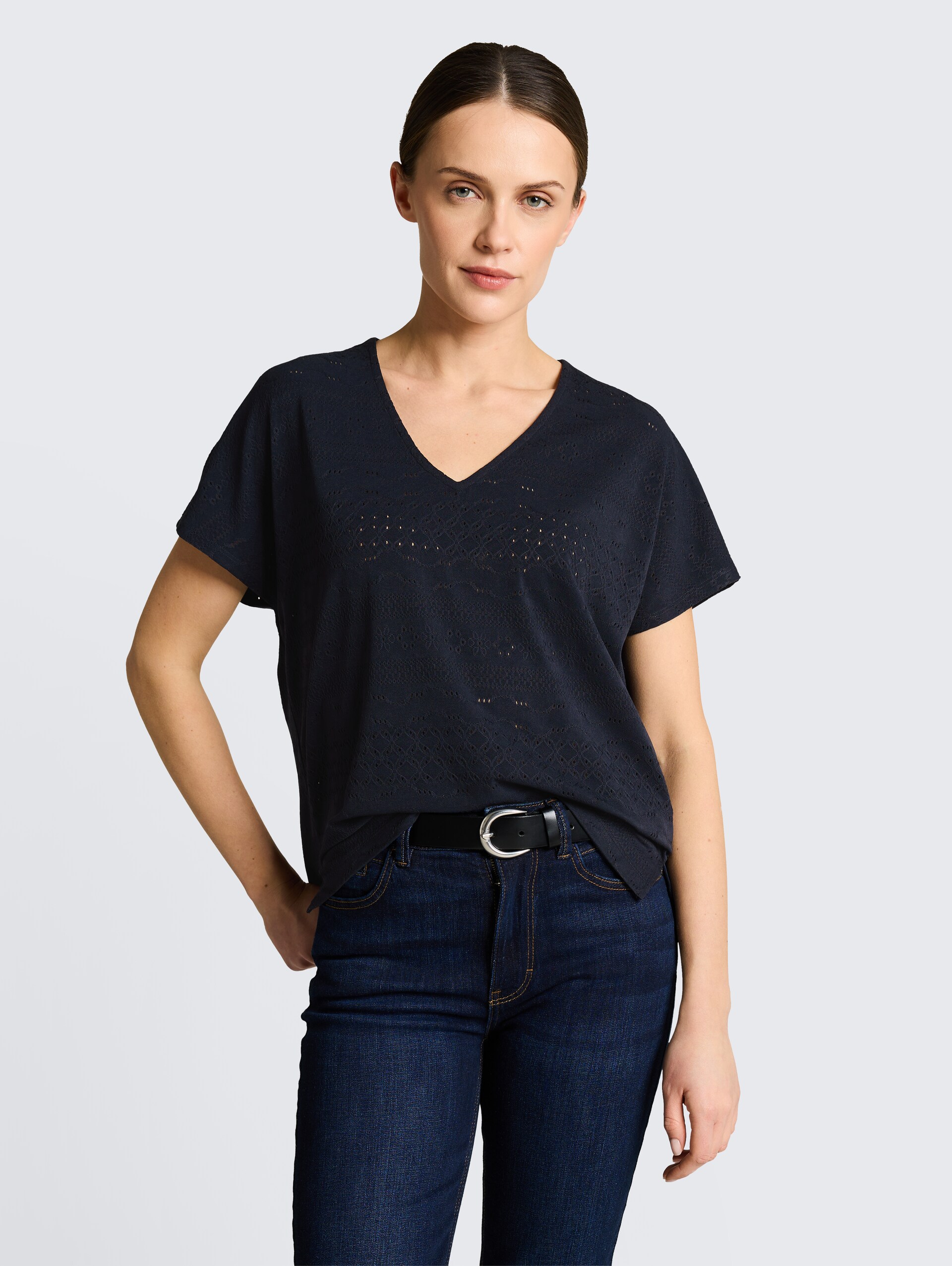 Loose Fit Ajour T-Shirt - sky captain blue - Ausschnitt Model-Vorderansicht