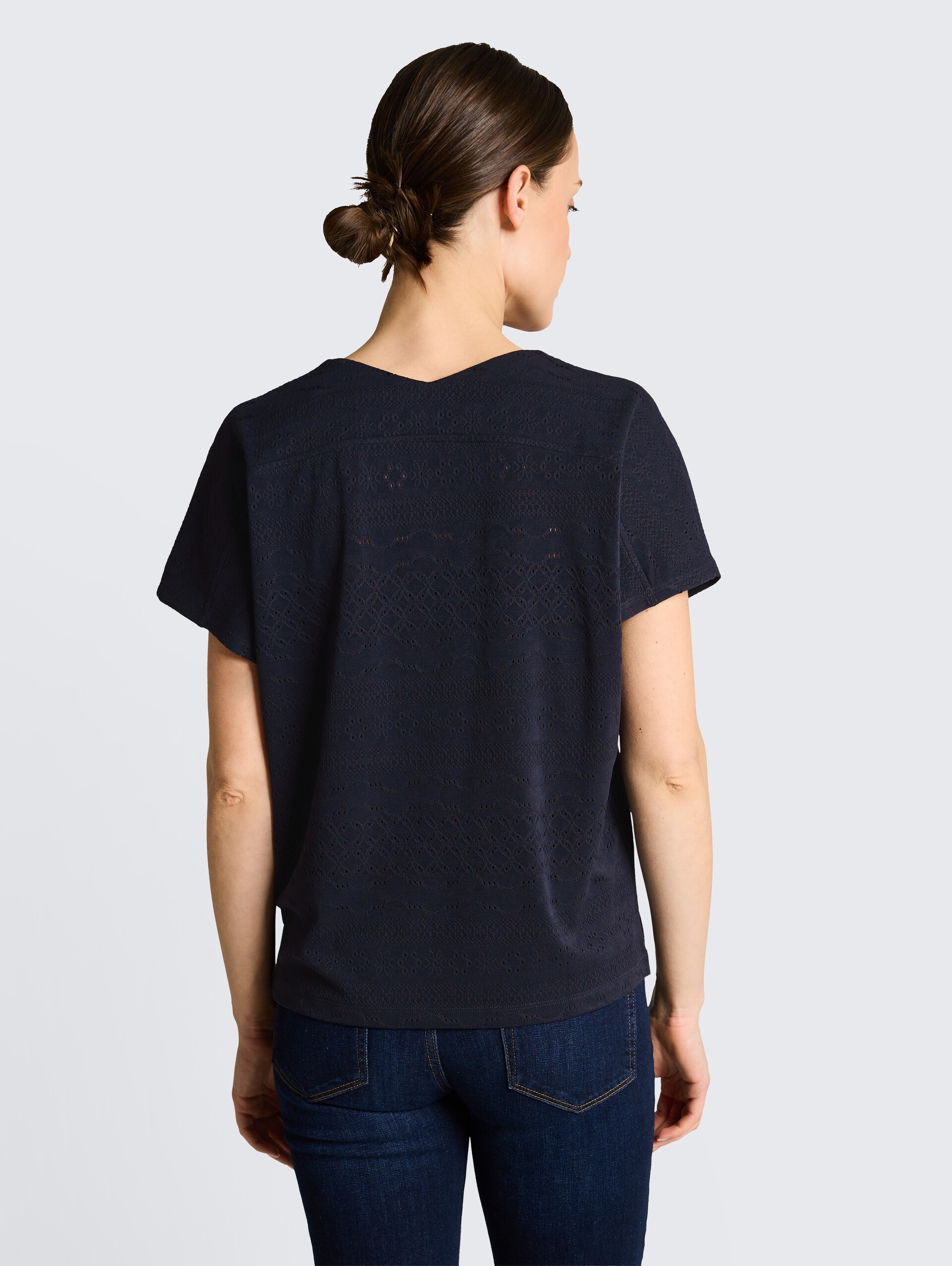 Loose Fit Ajour T-Shirt - sky captain blue - Auschnitt Model-Rückansicht
