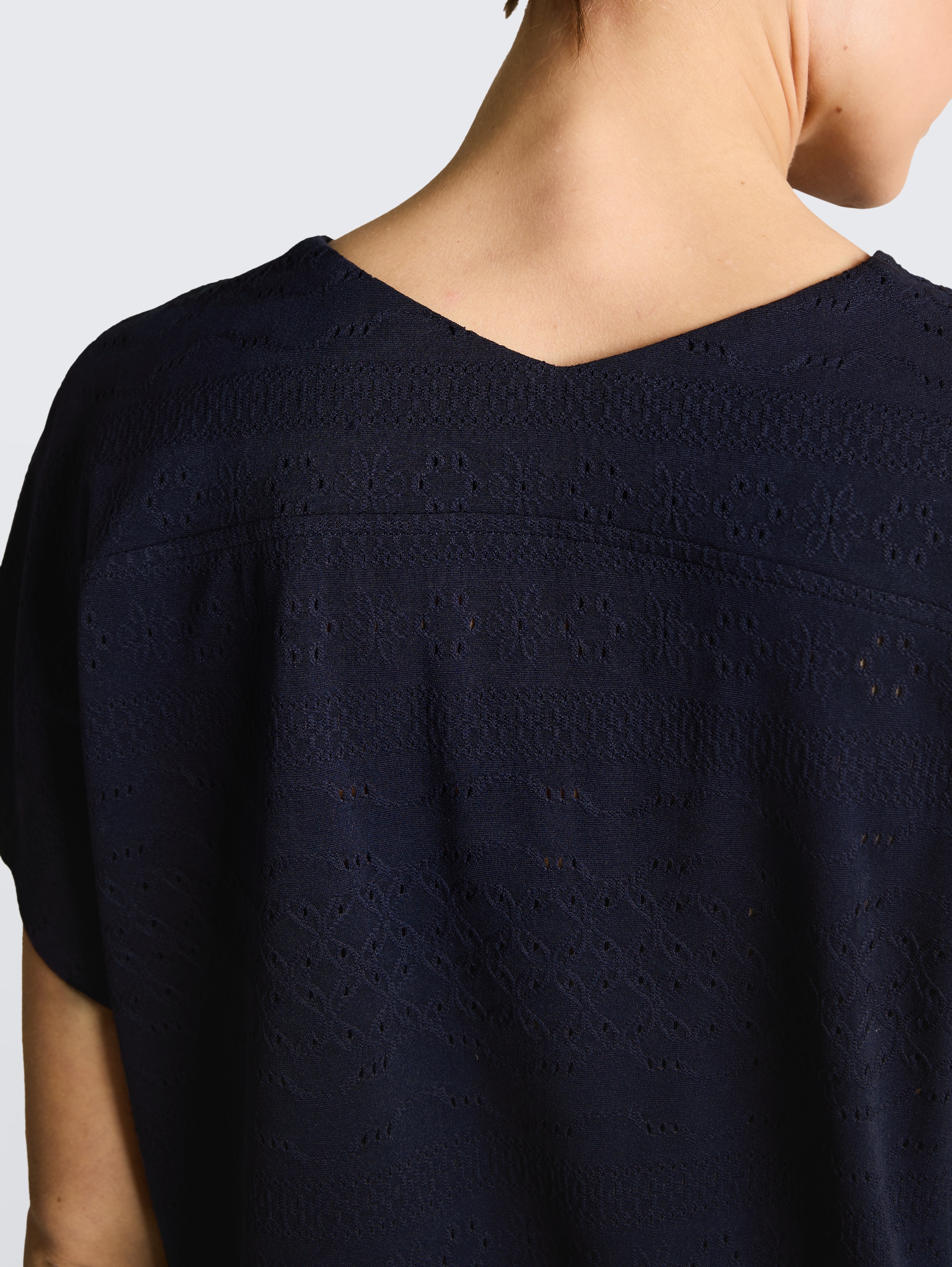 Loose Fit Ajour T-Shirt - sky captain blue - Detail-Model-Ansicht