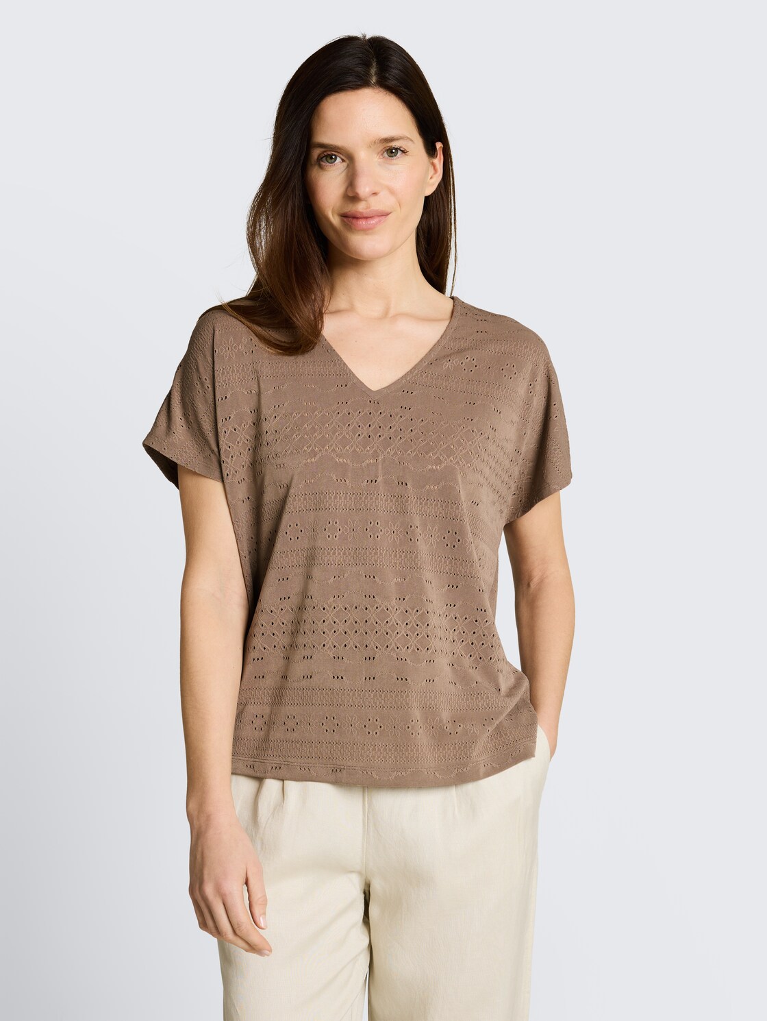 Loose Fit Ajour T-Shirt - taupe grey - Ausschnitt Model-Vorderansicht